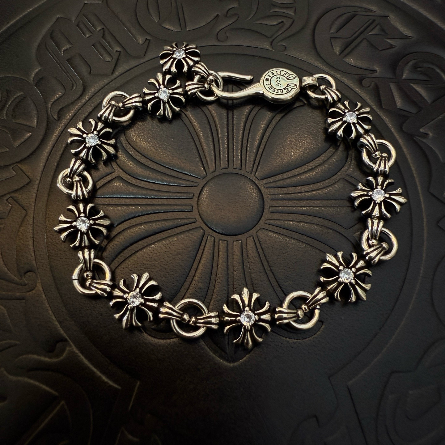 NO:724648,[Counter quality] Chrome Hearts retro cross-flowered white diamond bracelet, size 18 20 22, different concave and convex shapes, different pattern design styles, showing a distinctive cross. The Scout flower is the symbol of Chrome Hearts, so it is more durable. Genuine type-printed Chrome Hearts distinguishes the ordinary light version in the market. Match the standard quality. Look at the printing details. The degree of retro gray oxidation. Seiko version!  !  !  , jewelry boutique, chrome hearts, chrome hearts, bracelet19860909【专柜品质】Chrome Hearts克罗心复古十字花白钻手链 ,尺寸18 20 22 ,凹凸造型不同的花纹设计风格 呈现出与众不同 十字架 童军花是克罗心的志 所以更经久不衰 正品打版Chrome Hearts克罗心 区别市场普通轻版 对版对标品质 看字印细节 复古做旧灰氧程度.精工版本！！！,饰品精品,chrome hearts,chrome hearts,bracelet,Jewelry