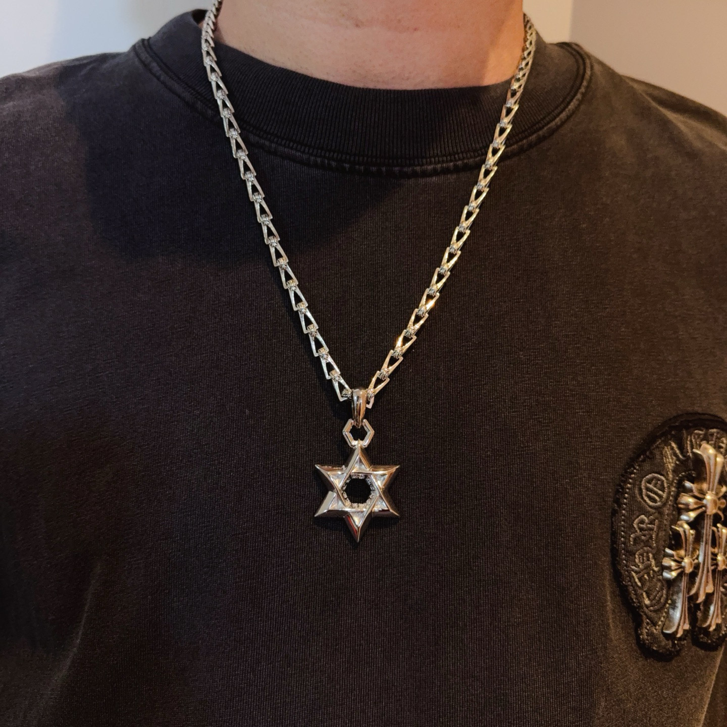 NO:724647,New [counter quality] Chrome Hearts classic cross flower necklace, six-pointed star pendant, concave and convex shapes with different pattern design styles, showing a distinctive cross. The Scout flower is the symbol of Chrome Hearts, so it is more durable. Genuine pattern-printed Chrome Hearts distinguishes the ordinary light version in the market. Match the version and standard quality. Look at the printing details. The degree of retro gray oxidation. Seiko version!  !  !  Purely handmade ~ Authentic open mold fashion essentials. Can be worn by both men and women. Same style for couples. Official website original. Rock punk Thai silver style. Retro elements. Trendy and versatile!  , jewelry boutique, chrome hearts, chrome hearts, necklace19860909新款【专柜品质】Chrome Hearts克罗心经典十字花项链 六芒星吊坠 凹凸造型不同的花纹设计风格 呈现出与众不同 十字架 童军花是克罗心的志 所以更经久不衰 正品打版Chrome Hearts克罗心 区别市场普通轻版 对版对标品质 看字印细节 复古做旧灰氧程度.精工版本！！！ 纯手工打造 ～正品开模潮流时尚必备 男女均可佩戴 情侣同款 官网原版 摇滚朋克泰银风格 复古元素 潮流百搭！,饰品精品,chrome hearts,chrome hearts,necklace,Jewelry