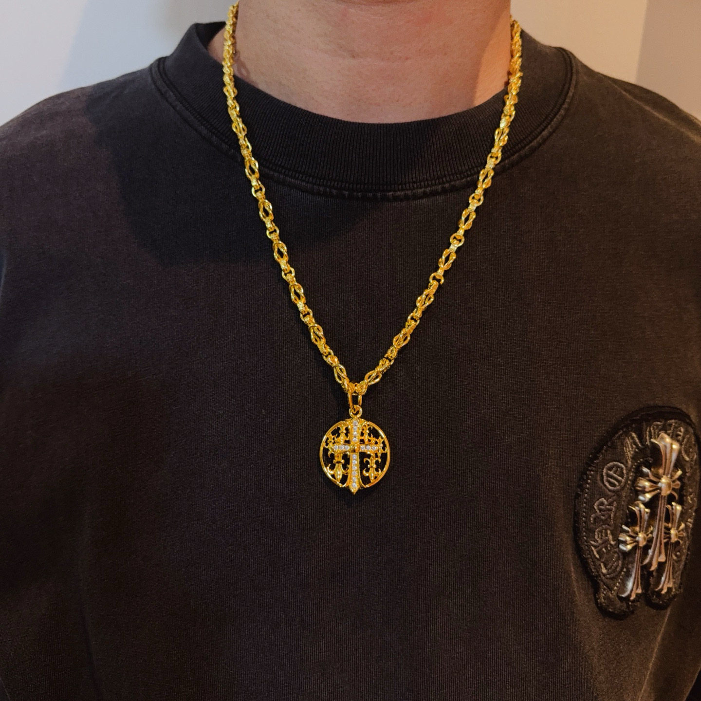 NO:724652,New [counter quality] Chrome Hearts multi-element necklace, round diamond cross pendant, concave and convex shapes with different pattern design styles, showing a distinctive cross. The Scout flower is the symbol of Chrome Hearts, so it is more durable. Genuine pattern-printed Chrome Hearts distinguishes the ordinary light version in the market. Match the standard quality. Look at the printing details. The degree of retro ash oxidation. Seiko version!  !  !  Purely handmade ~ Authentic open mold fashion essentials. Can be worn by both men and women. Same style for couples. Official website original. Rock punk Thai silver style. Retro elements. Trendy and versatile!  , jewelry boutique, chrome hearts, chrome hearts, necklace19860909新款【专柜品质】Chrome Hearts克罗心多元素项链 圆牌满钻十字架吊坠 凹凸造型不同的花纹设计风格 呈现出与众不同 十字架 童军花是克罗心的志 所以更经久不衰 正品打版Chrome Hearts克罗心 区别市场普通轻版 对版对标品质 看字印细节 复古做旧灰氧程度.精工版本！！！ 纯手工打造 ～正品开模潮流时尚必备 男女均可佩戴 情侣同款 官网原版 摇滚朋克泰银风格 复古元素 潮流百搭！,饰品精品,chrome hearts,chrome hearts,necklace,Jewelry