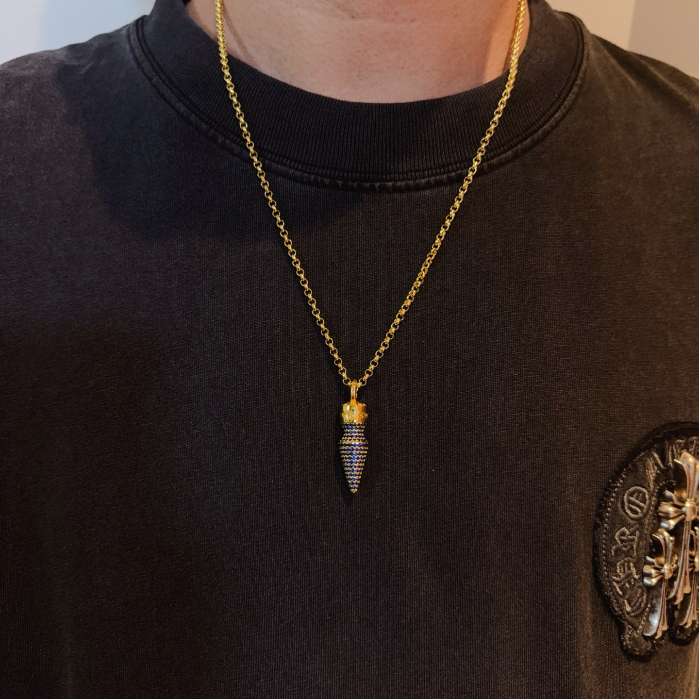 NO:724657,New [counter quality] Chrome Hearts Classic Necklace, Blue Diamond Bullet Pendant, Concave and Concave Shapes, Different Pattern Design Styles, Presenting a Distinctive Cross, Scout Flower is Chrome Hearts' Emblem, So It's More Enduring, Genuine Patterned Chrome Hearts, Differentiating from Ordinary Light Editions in the Market, Matching Edition and Standard Quality, Look at the Printing Details, Retro-Official Gray Oxygen Level. Seiko Version!  !  !  Purely handmade ~ Authentic open mold fashion essentials. Can be worn by both men and women. Same style for couples. Official website original. Rock punk Thai silver style. Retro elements. Trendy and versatile!  , jewelry boutique, chrome hearts, chrome hearts, necklace19860909新款【专柜品质】Chrome Hearts克罗心经典项链 蓝钻字弹吊坠 凹凸造型不同的花纹设计风格 呈现出与众不同 十字架 童军花是克罗心的志 所以更经久不衰 正品打版Chrome Hearts克罗心 区别市场普通轻版 对版对标品质 看字印细节 复古做旧灰氧程度.精工版本！！！ 纯手工打造 ～正品开模潮流时尚必备 男女均可佩戴 情侣同款 官网原版 摇滚朋克泰银风格 复古元素 潮流百搭！,饰品精品,chrome hearts,chrome hearts,necklace,Jewelry