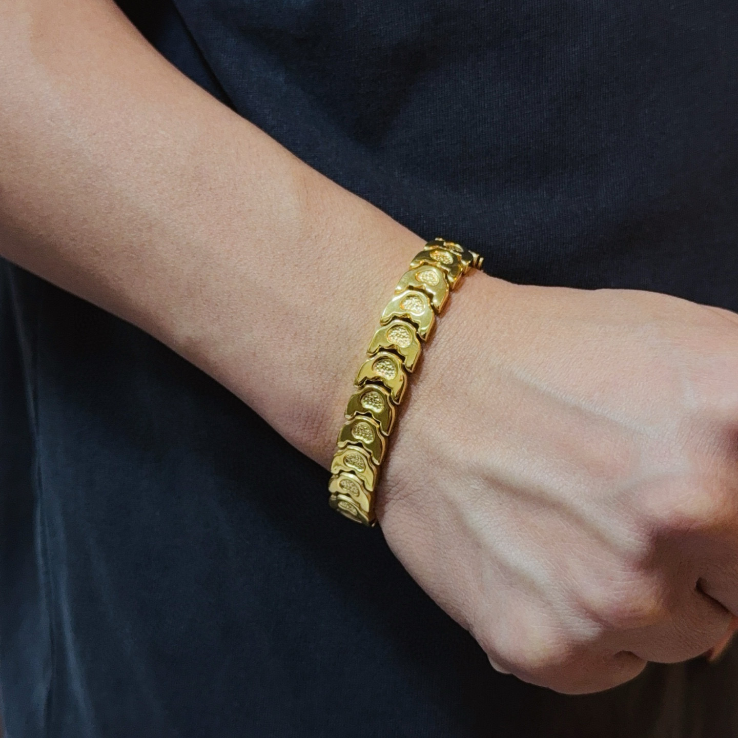 NO:724662,New [counter quality] Chrome Hearts classic retro Cuban bracelet, the original image has concave and convex shapes and different pattern design styles, showing a distinctive cross and the Scout flower is the symbol of Chrome Hearts, so it is more durable. Genuine pattern-printed Chrome Hearts distinguishes the ordinary light version in the market. Match the version and benchmark quality. Look at the printing details, the degree of retro gray oxidation. Seiko version!  !  !  Purely handmade ~ Authentic open mold fashion essentials. Can be worn by both men and women. Same style for couples. Official website original. Rock punk Thai silver style. Retro elements. Trendy and versatile!  , jewelry boutique, chrome hearts, chrome hearts, bracelet19860909新款【专柜品质】Chrome Hearts克罗心经典复古古巴手链,原图凹凸造型不同的花纹设计风格 呈现出与众不同 十字架 童军花是克罗心的志 所以更经久不衰 正品打版Chrome Hearts克罗心 区别市场普通轻版 对版对标品质 看字印细节 复古做旧灰氧程度.精工版本！！！ 纯手工打造 ～正品开模潮流时尚必备 男女均可佩戴 情侣同款 官网原版 摇滚朋克泰银风格 复古元素 潮流百搭！,饰品精品,chrome hearts,chrome hearts,bracelet,Jewelry