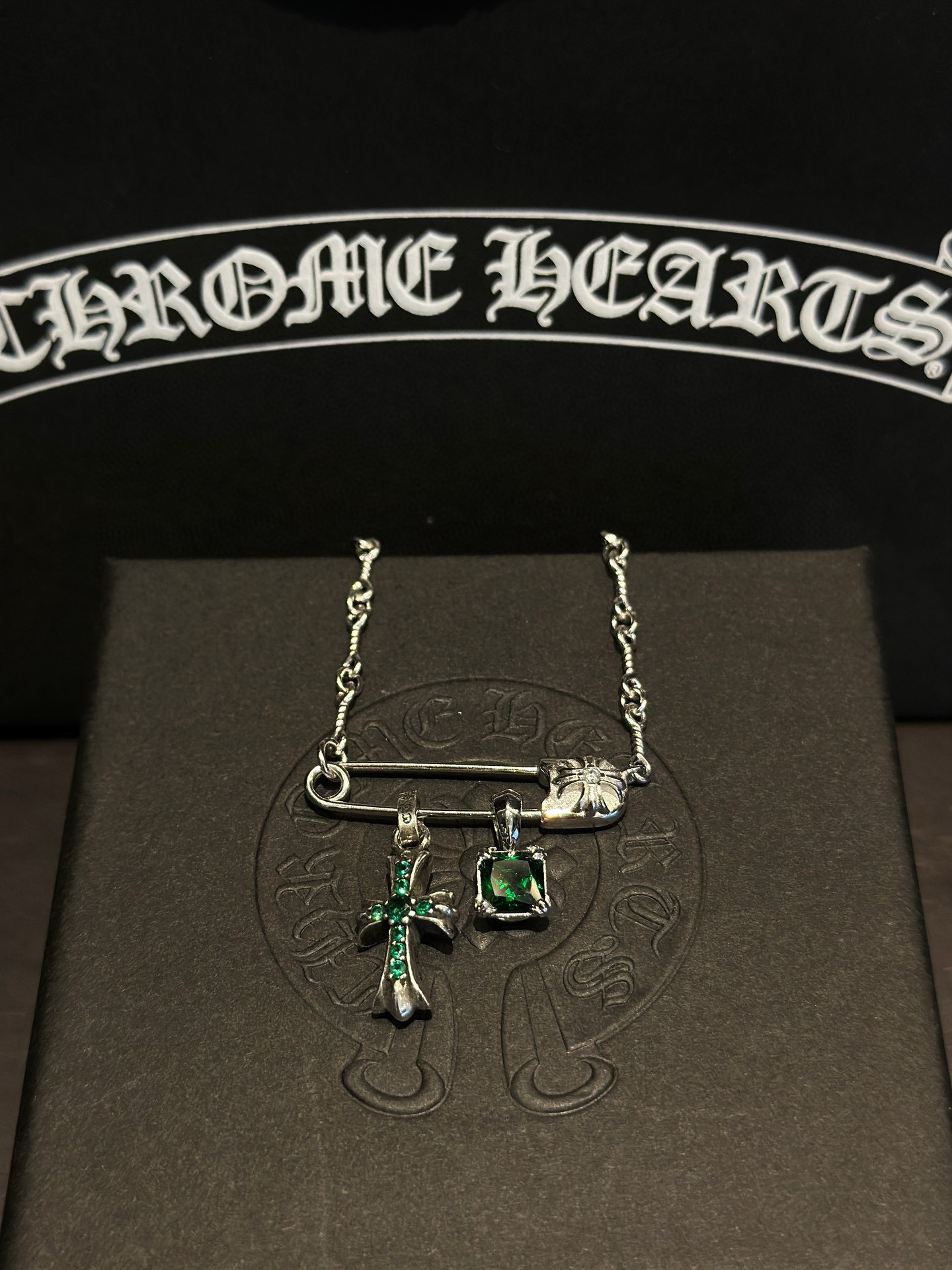 NO:724687,Chrome Hearts Pin Cross Platinum Plated Green Sugar Cube Necklace Paired with the new Sugar Cube Green Diamond Green Diamond Small Cross The upper body effect is excellent. A must-have necklace for summer size 45.55cm, fine jewelry, chrome hearts,necklace19860909克罗心 别针十字架镀白金绿方糖项链 搭配新款方糖绿钻 绿钻小十字架 上身效果极佳 夏日必搭项链 size45.55cm,饰品精品,chrome hearts,necklace,Jewelry