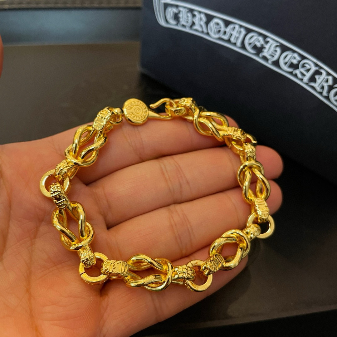 NO:724691,The first batch of counter-quality Chrome Hearts classic gold-colored figure-shaped buckle cross bracelet, with different concave and convex shapes and pattern design styles, presents a distinctive cross. The Scout flower is the symbol of Chrome Hearts, so it is more durable. The genuine pattern-printed Chrome Hearts necklace is different from the ordinary light version in the market. Match the version and standard quality. Look at the printing details, the degree of retro gray oxidation. Seiko version!  !  !  Purely handmade ~ Authentic open mold fashion essentials. Can be worn by both men and women. Same style for couples. Official website original. Rock punk Thai silver style. Retro elements. Trendy and versatile!  , jewelry boutique, chrome hearts, chrome hearts, necklace, bracelet, gold19860909批专柜品质Chrome Hearts克罗心经典黄金色八字扣十字架手链,凹凸造型不同的花纹设计风格 呈现出与众不同 十字架 童军花是克罗心的志 所以更经久不衰 正品打版Chrome Hearts克罗心项链区别市场普通轻版 对版对标品质 看字印细节 复古做旧灰氧程度.精工版本！！！ 纯手工打造 ～正品开模潮流时尚必备 男女均可佩戴 情侣同款 官网原版 摇滚朋克泰银风格 复古元素 潮流百搭！,饰品精品,chrome hearts,chrome hearts,necklace,bracelet,gold,Jewelry