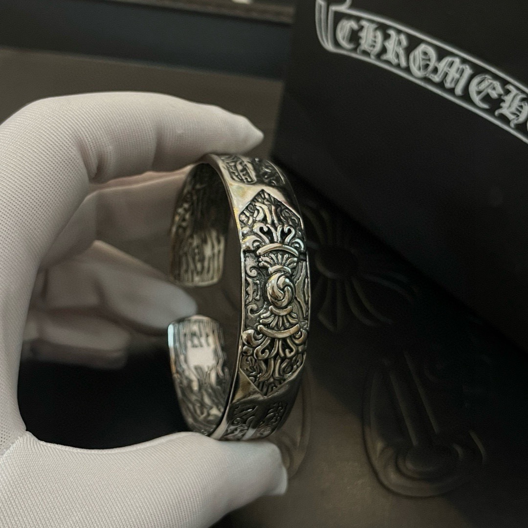 专柜品质Chrome Hearts克罗心 经典复古个性手镯 凹凸造型不同的花纹设计风格 呈现出与众不同 