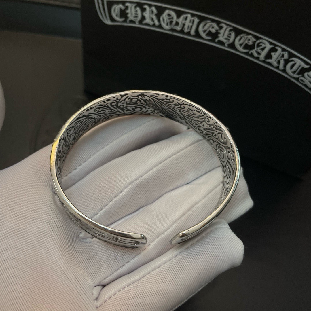专柜品质Chrome Hearts克罗心 经典复古个性手镯 凹凸造型不同的花纹设计风格 呈现出与众不同 