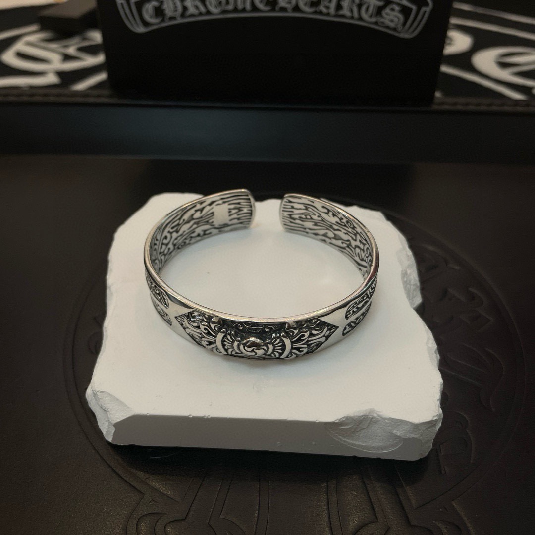 专柜品质Chrome Hearts克罗心 经典复古个性手镯 凹凸造型不同的花纹设计风格 呈现出与众不同 
