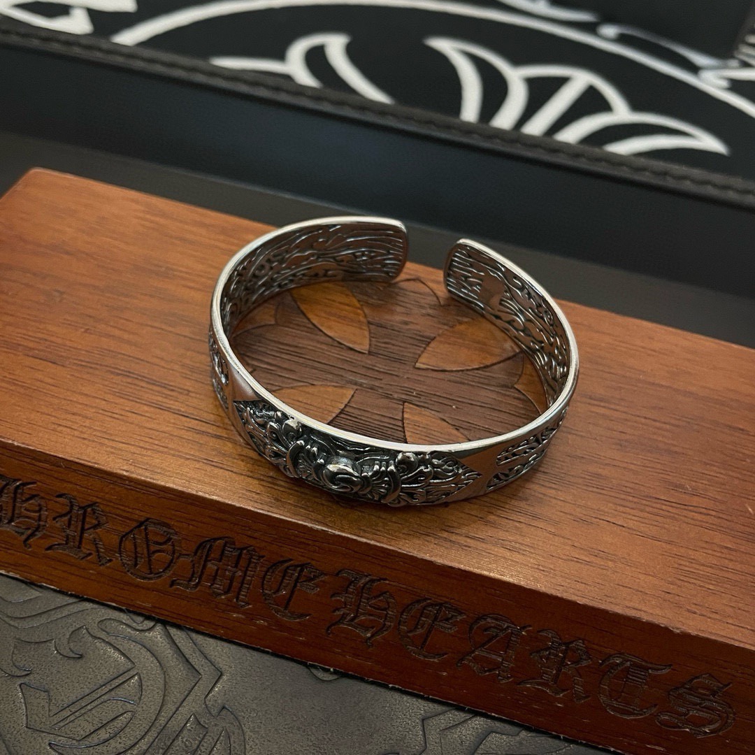 专柜品质Chrome Hearts克罗心 经典复古个性手镯 凹凸造型不同的花纹设计风格 呈现出与众不同 