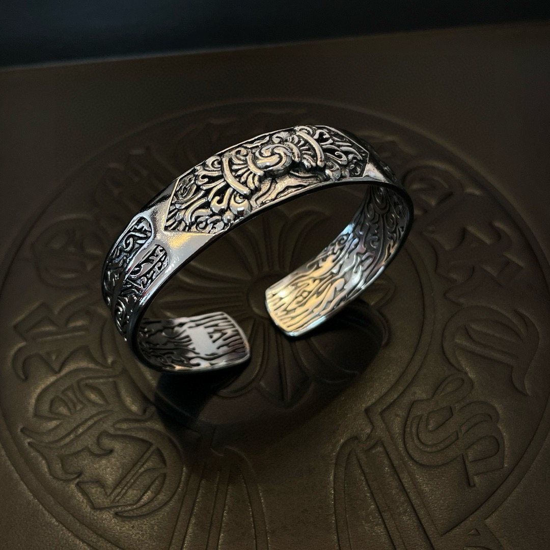 专柜品质Chrome Hearts克罗心 经典复古个性手镯 凹凸造型不同的花纹设计风格 呈现出与众不同 