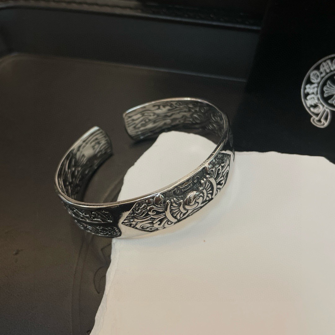 专柜品质Chrome Hearts克罗心 经典复古个性手镯 凹凸造型不同的花纹设计风格 呈现出与众不同 