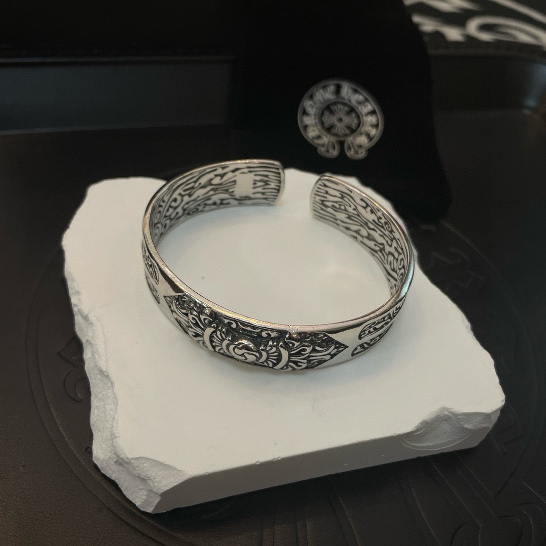 专柜品质Chrome Hearts克罗心 经典复古个性手镯 凹凸造型不同的花纹设计风格 呈现出与众不同 