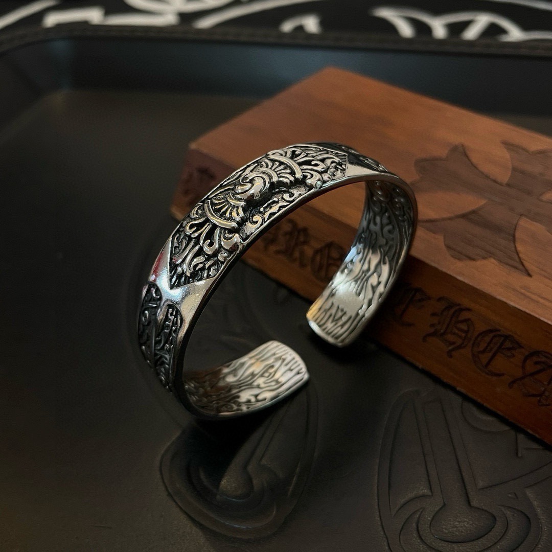 专柜品质Chrome Hearts克罗心 经典复古个性手镯 凹凸造型不同的花纹设计风格 呈现出与众不同 