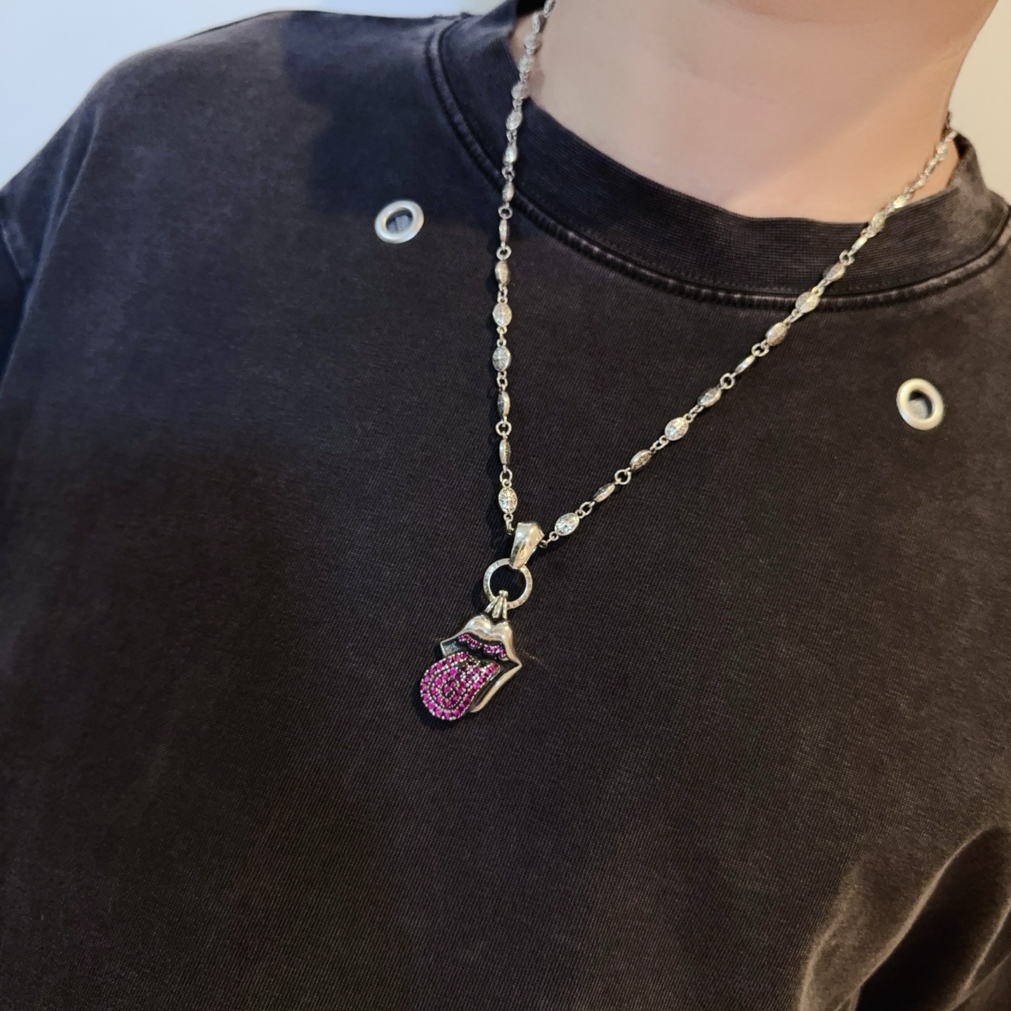 新款【专柜品质】Chrome Hearts克罗心经典复古十字架项链，粉钻大舌头吊坠 凹凸造型不同的花纹设