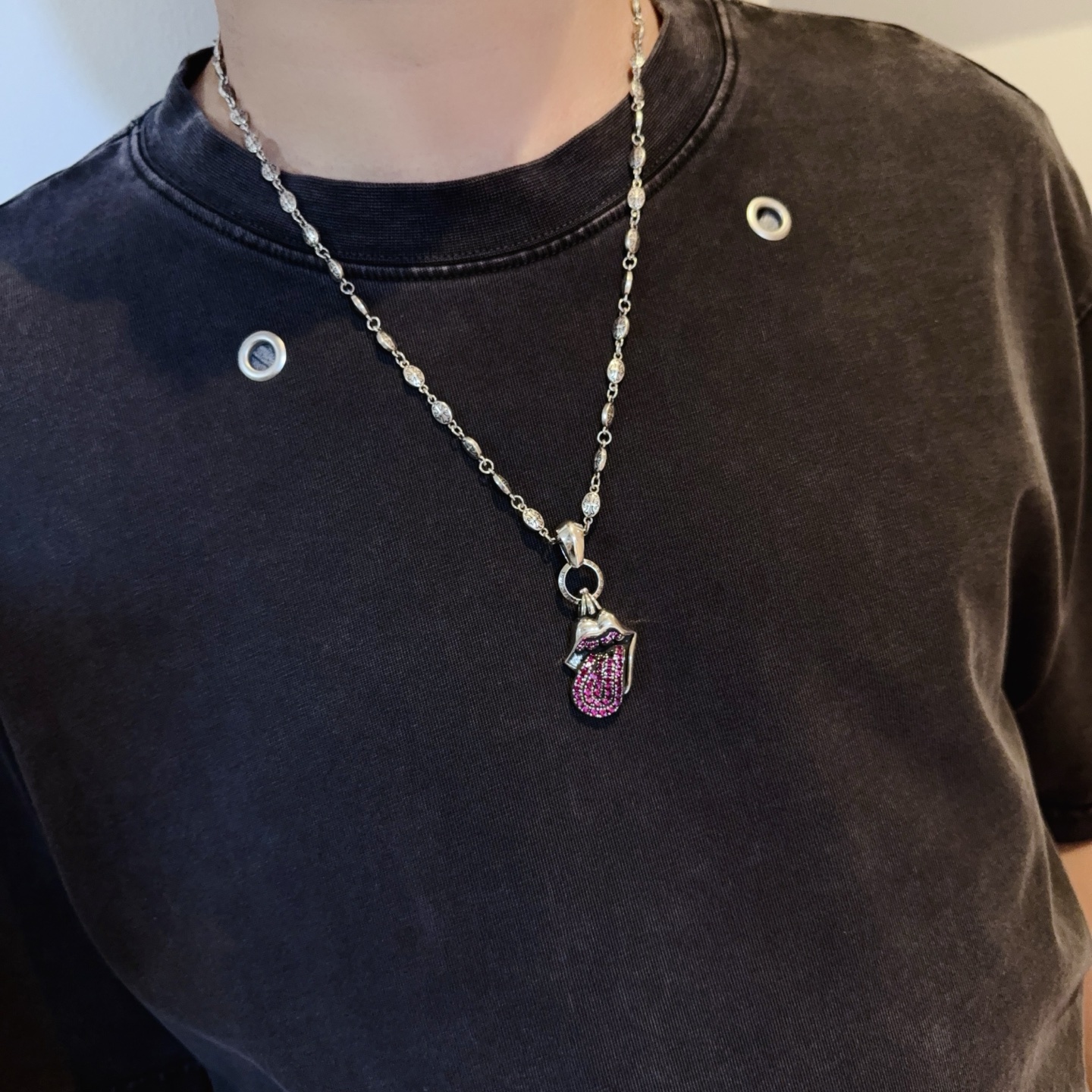 新款【专柜品质】Chrome Hearts克罗心经典复古十字架项链，粉钻大舌头吊坠 凹凸造型不同的花纹设