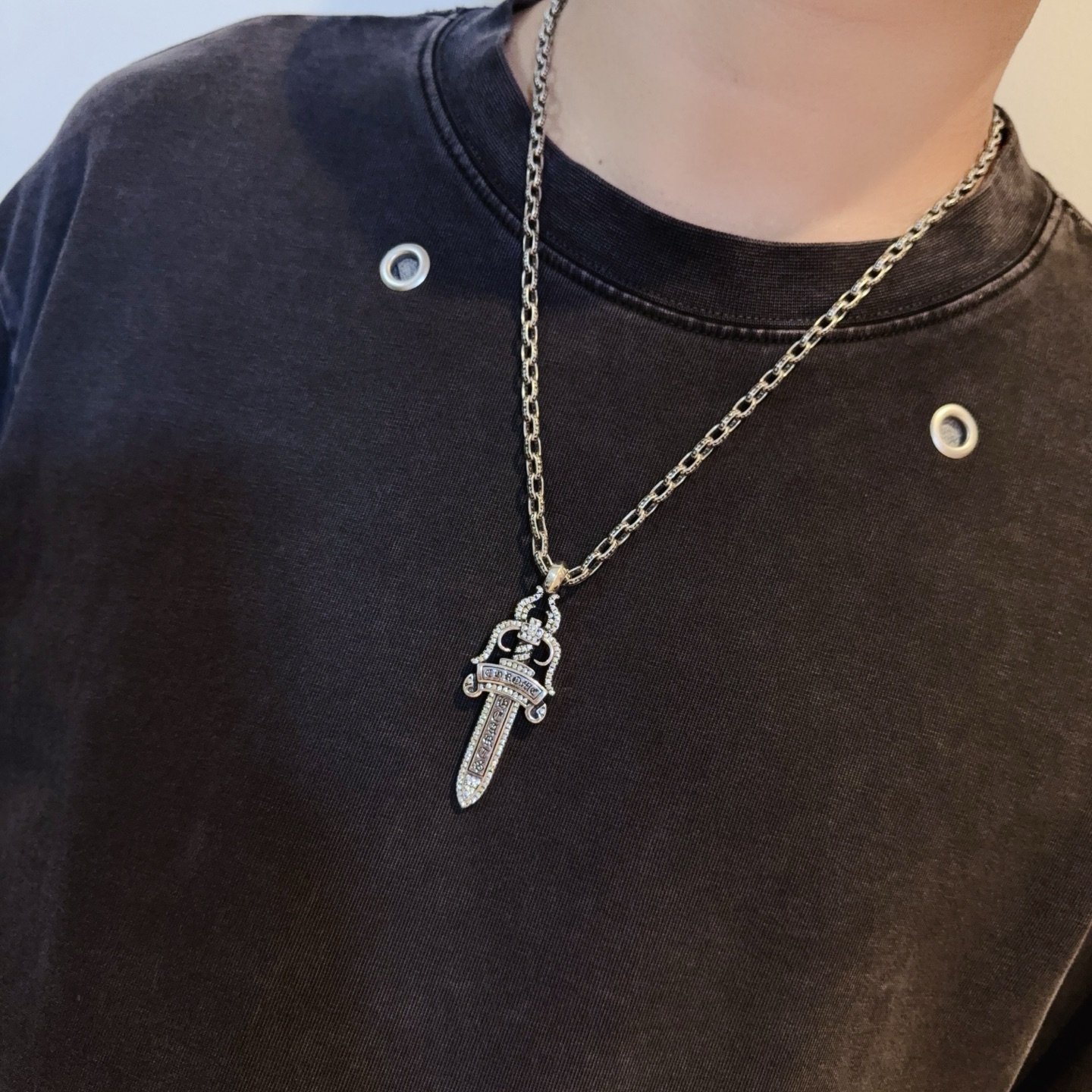 新款【专柜品质】Chrome Hearts克罗心经典复古十字架项链 满钻宝剑吊坠 凹凸造型不同的花纹设计