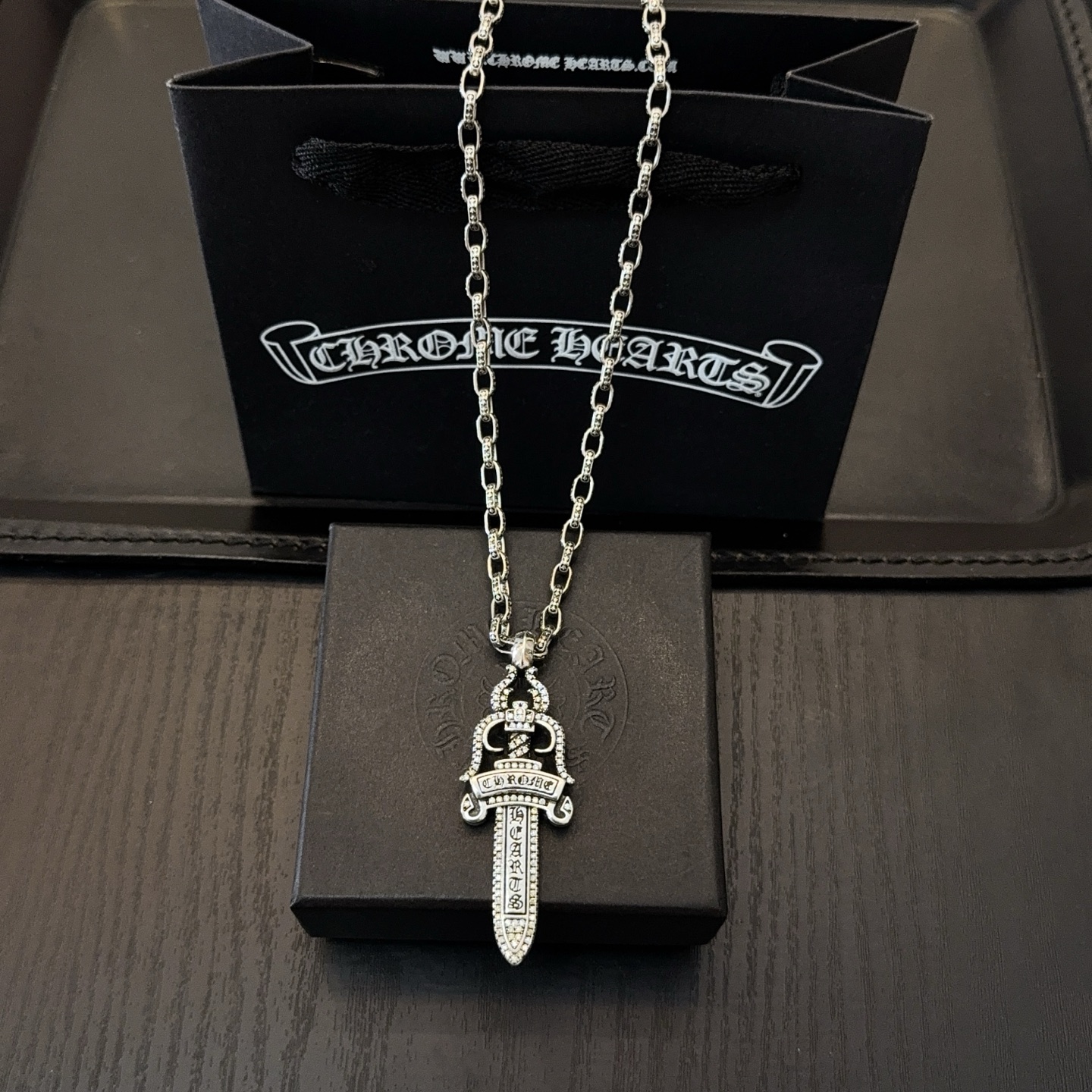 新款【专柜品质】Chrome Hearts克罗心经典复古十字架项链 满钻宝剑吊坠 凹凸造型不同的花纹设计