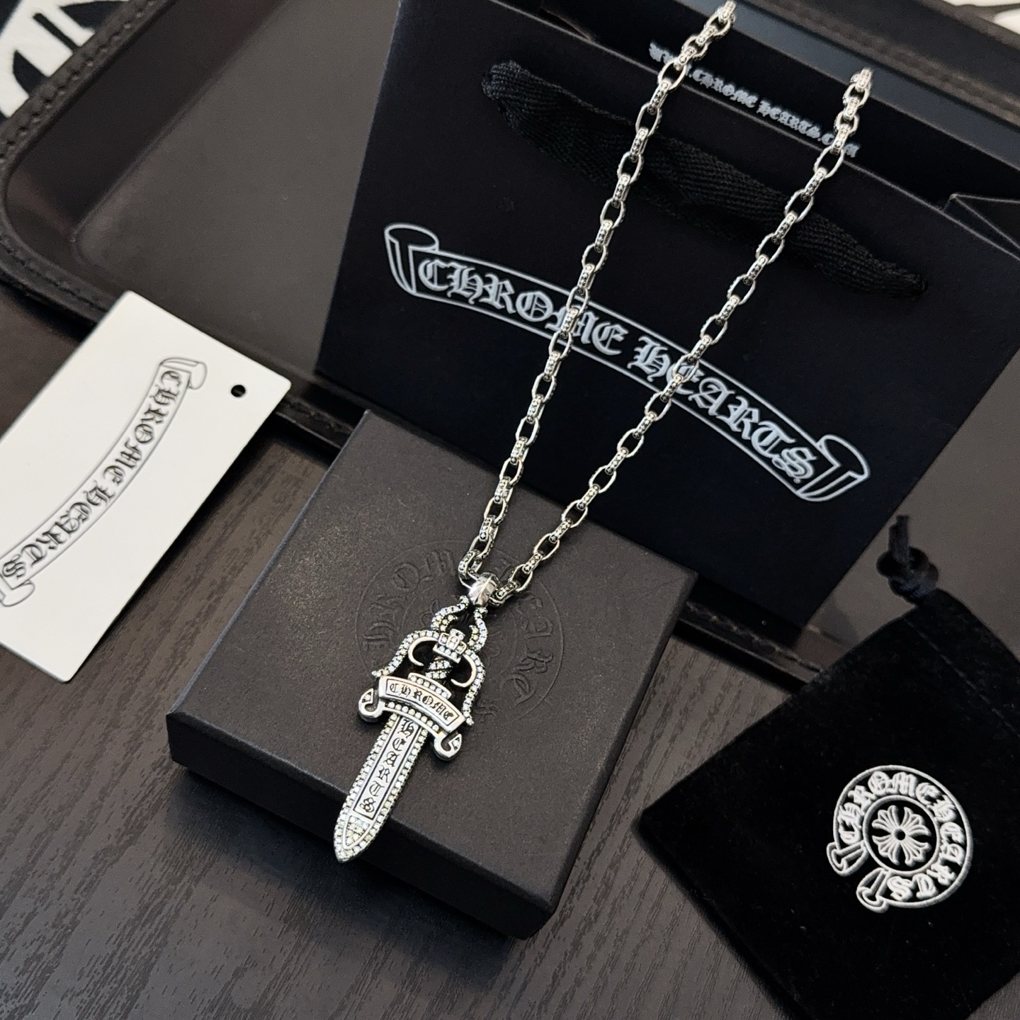 新款【专柜品质】Chrome Hearts克罗心经典复古十字架项链 满钻宝剑吊坠 凹凸造型不同的花纹设计