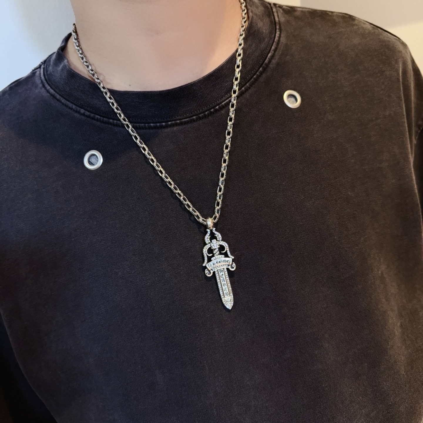 新款【专柜品质】Chrome Hearts克罗心经典复古十字架项链 满钻宝剑吊坠 凹凸造型不同的花纹设计