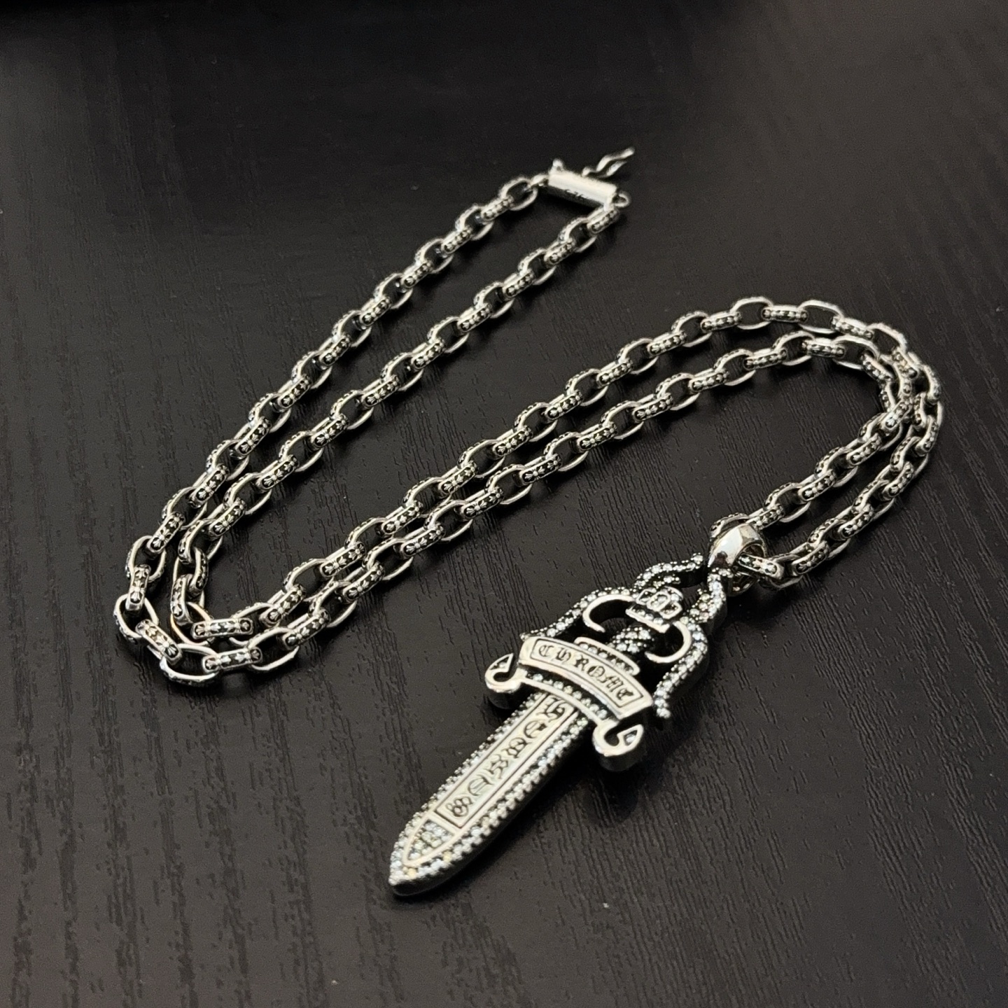 新款【专柜品质】Chrome Hearts克罗心经典复古十字架项链 满钻宝剑吊坠 凹凸造型不同的花纹设计