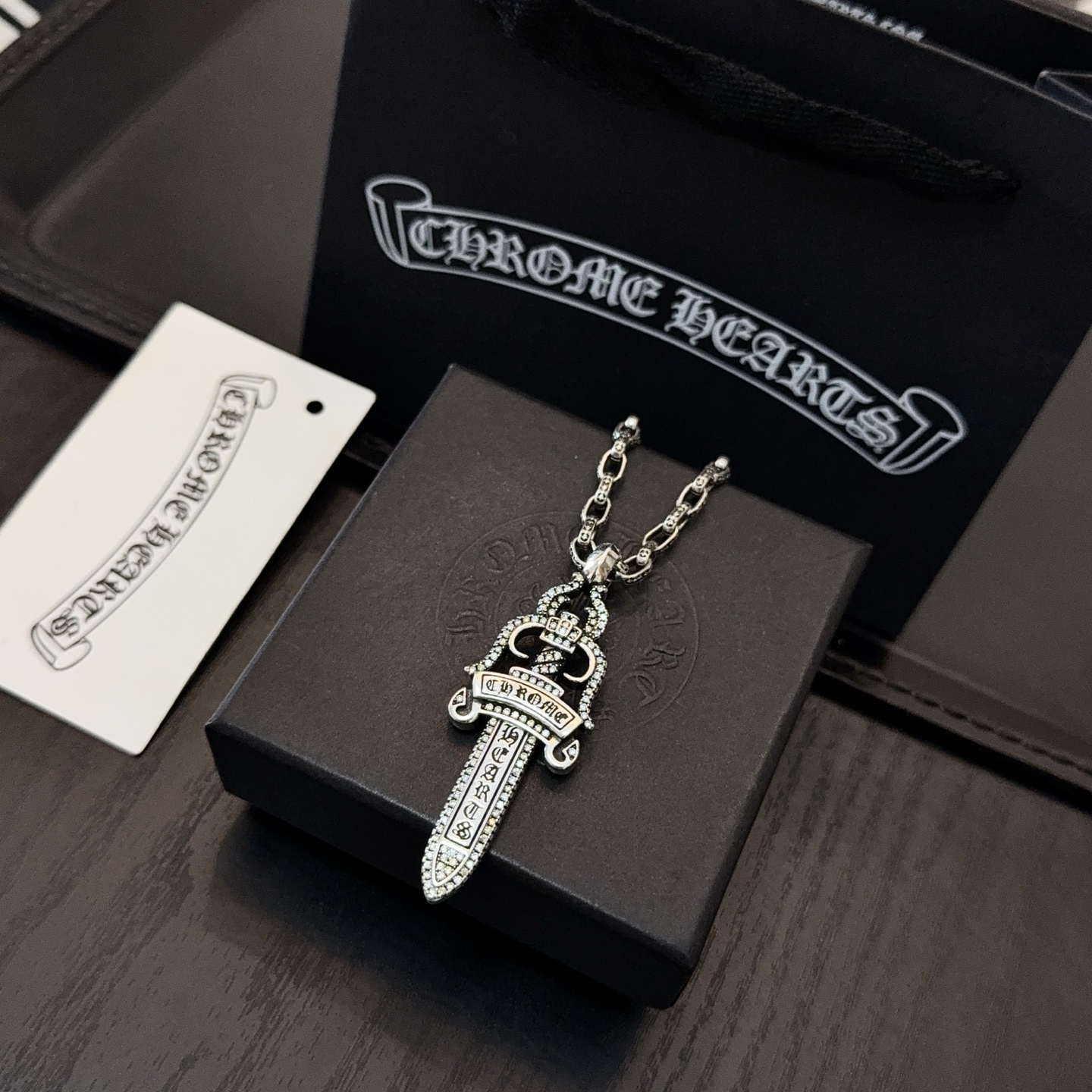 新款【专柜品质】Chrome Hearts克罗心经典复古十字架项链 满钻宝剑吊坠 凹凸造型不同的花纹设计