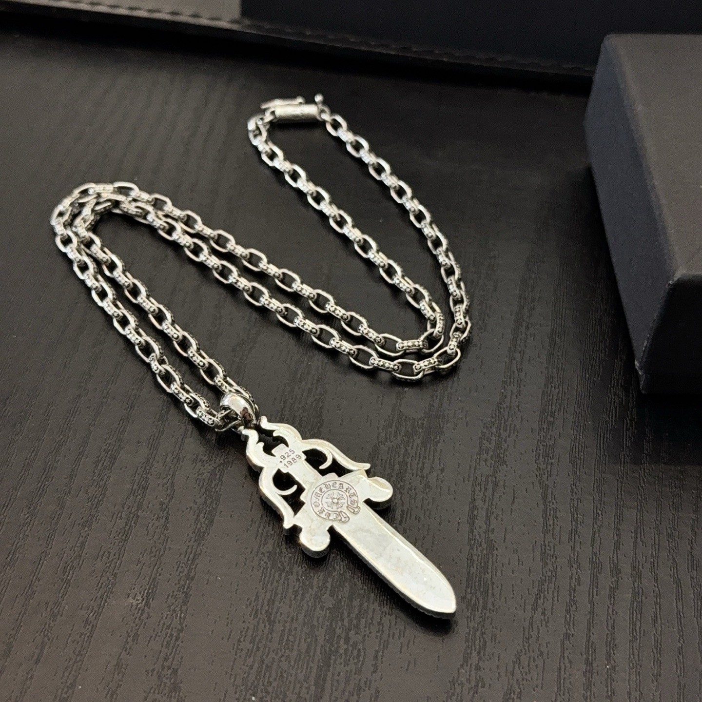 新款【专柜品质】Chrome Hearts克罗心经典复古十字架项链 满钻宝剑吊坠 凹凸造型不同的花纹设计