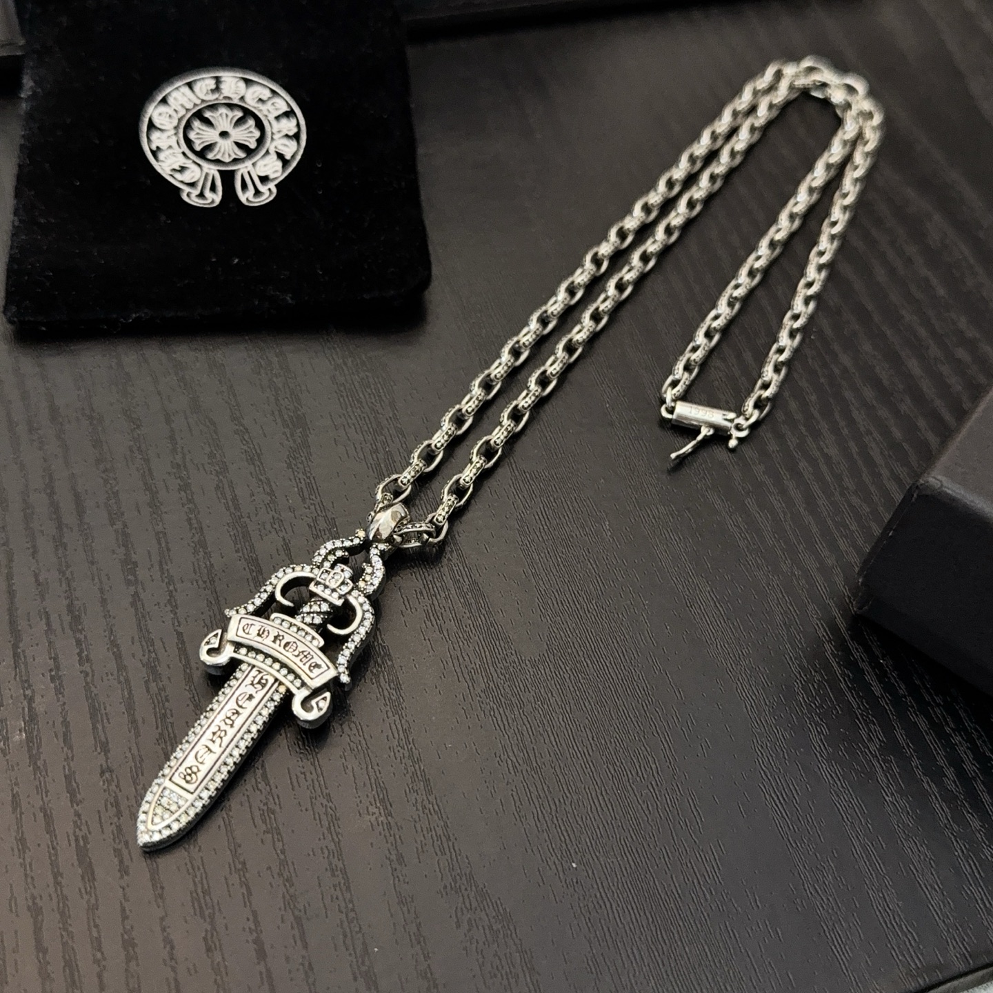 新款【专柜品质】Chrome Hearts克罗心经典复古十字架项链 满钻宝剑吊坠 凹凸造型不同的花纹设计