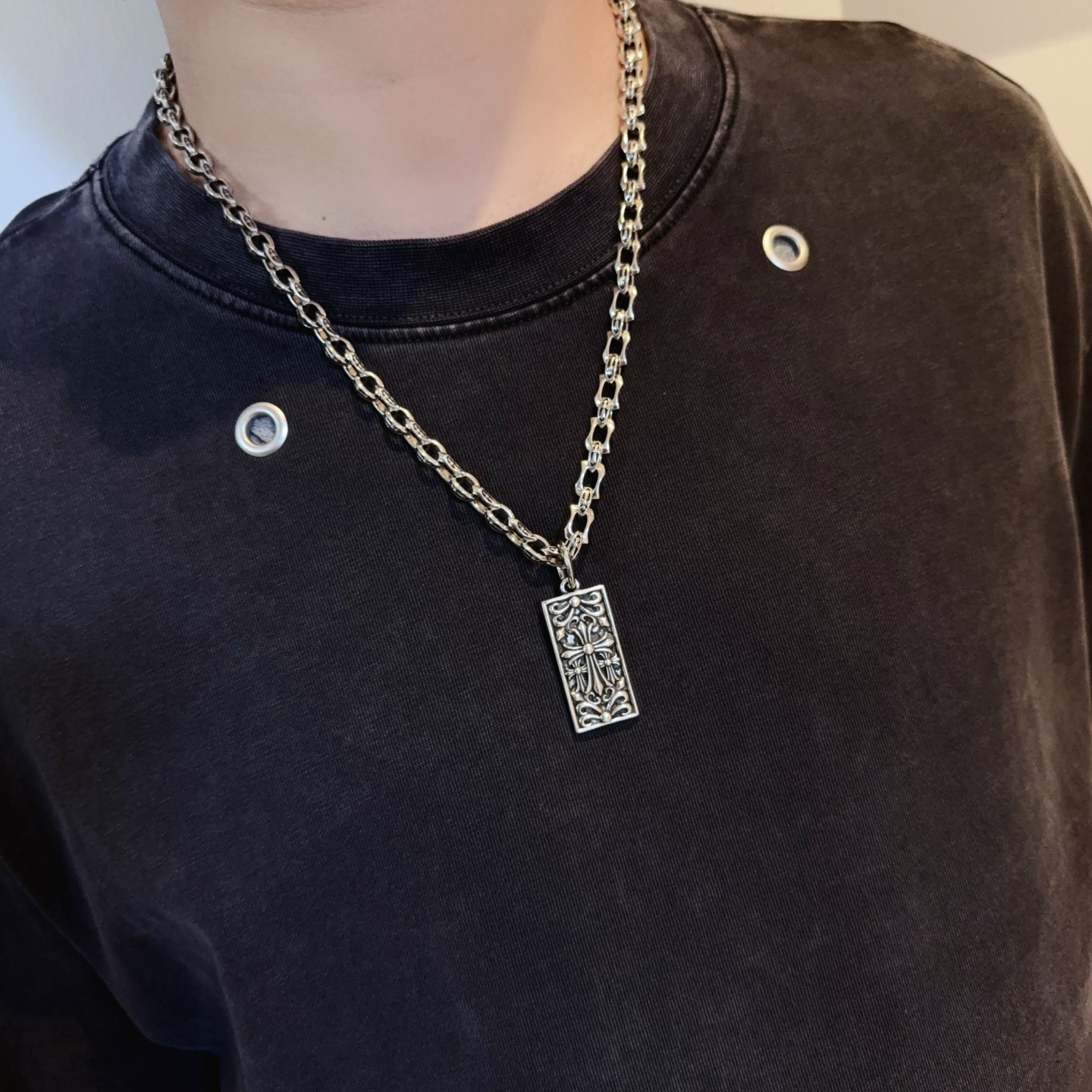 新款【专柜品质】Chrome Hearts克罗心经典复古十字架项链 方牌十字架吊坠 凹凸造型不同的花纹设