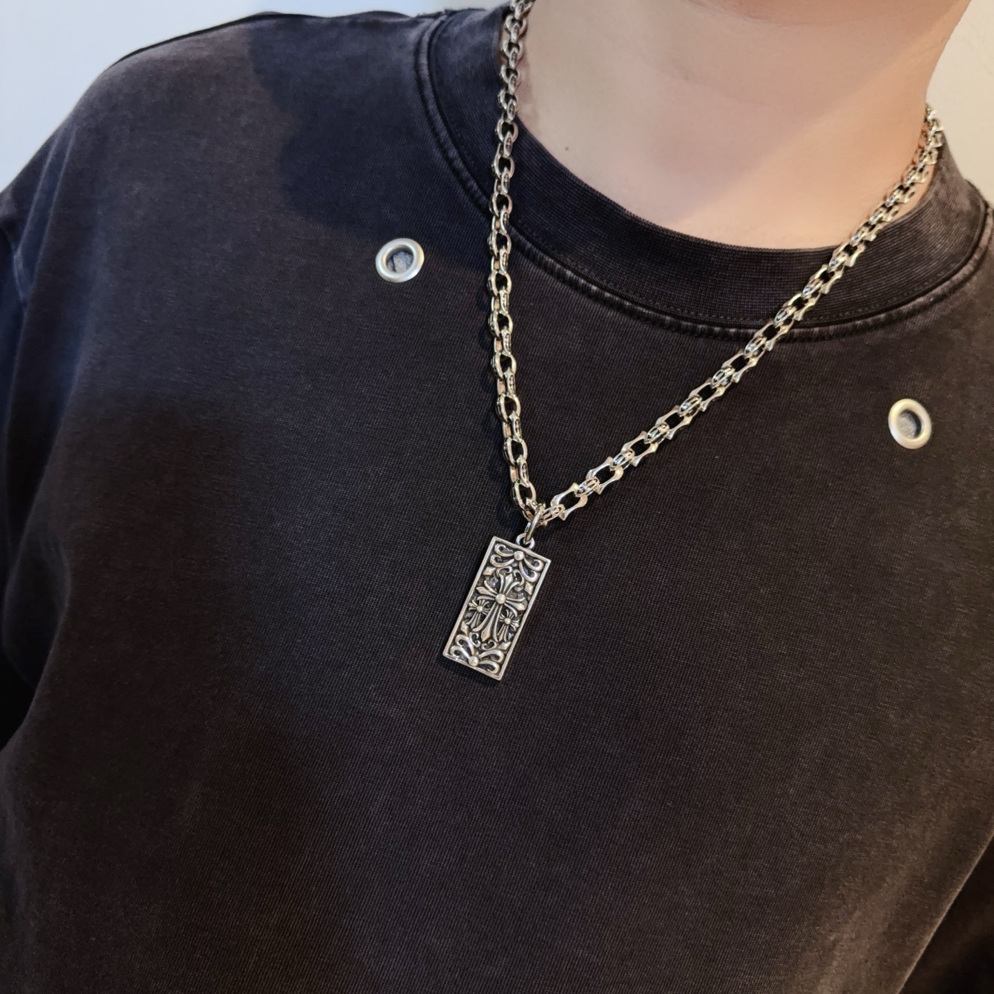 新款【专柜品质】Chrome Hearts克罗心经典复古十字架项链 方牌十字架吊坠 凹凸造型不同的花纹设