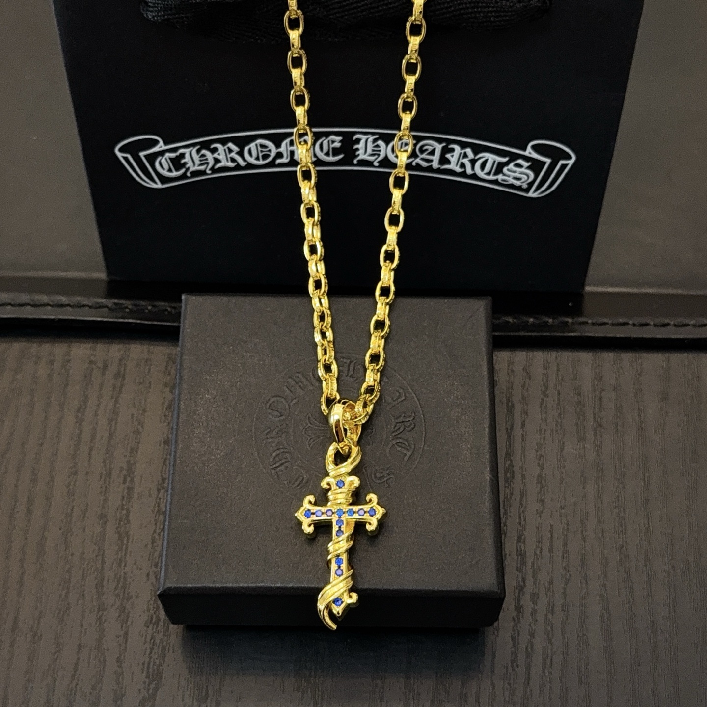 Chrome Hearts 新款【 品质】Chrome Hearts克罗心 黄金色字母项链 蓝钻十字架吊坠