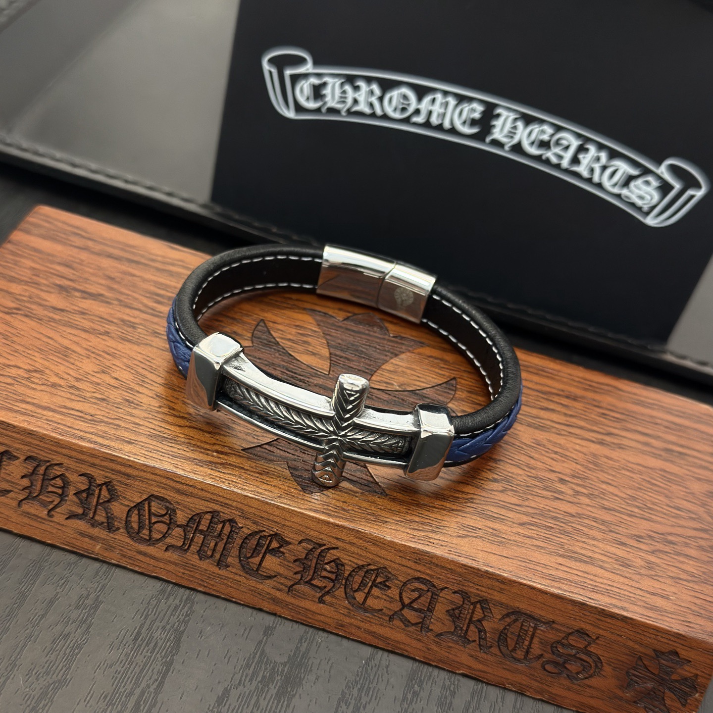 新款【专柜品质】Chrome Hearts克罗心十字架皮绳手镯手绳，凹凸造型不同的花纹设计风格呈现出与众