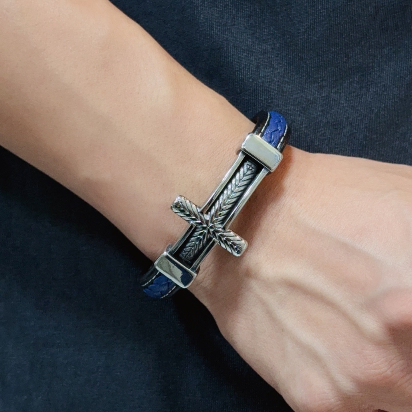 新款【专柜品质】Chrome Hearts克罗心十字架皮绳手镯手绳，凹凸造型不同的花纹设计风格呈现出与众