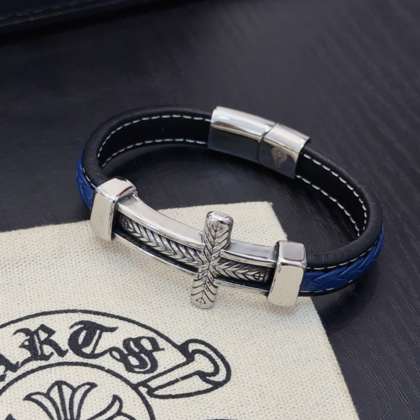 新款【专柜品质】Chrome Hearts克罗心十字架皮绳手镯手绳，凹凸造型不同的花纹设计风格呈现出与众