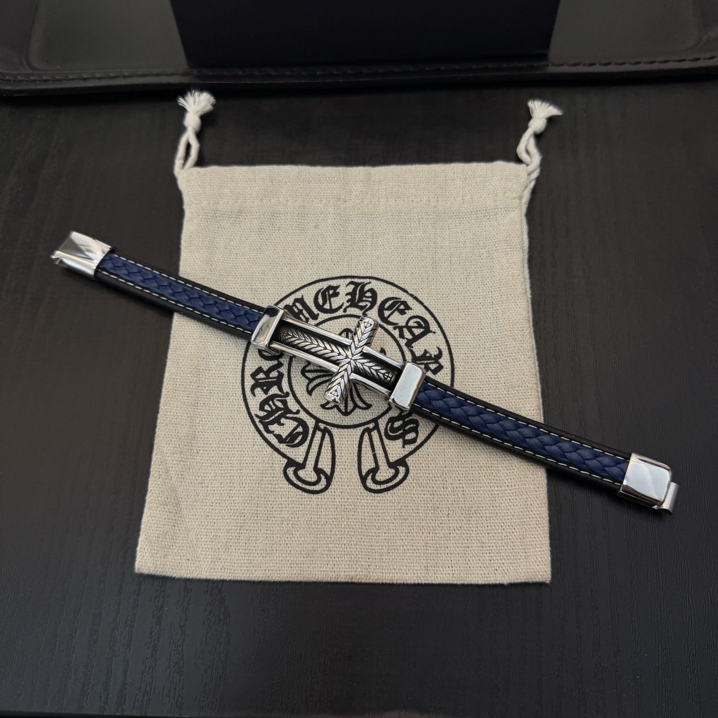 新款【专柜品质】Chrome Hearts克罗心十字架皮绳手镯手绳，凹凸造型不同的花纹设计风格呈现出与众