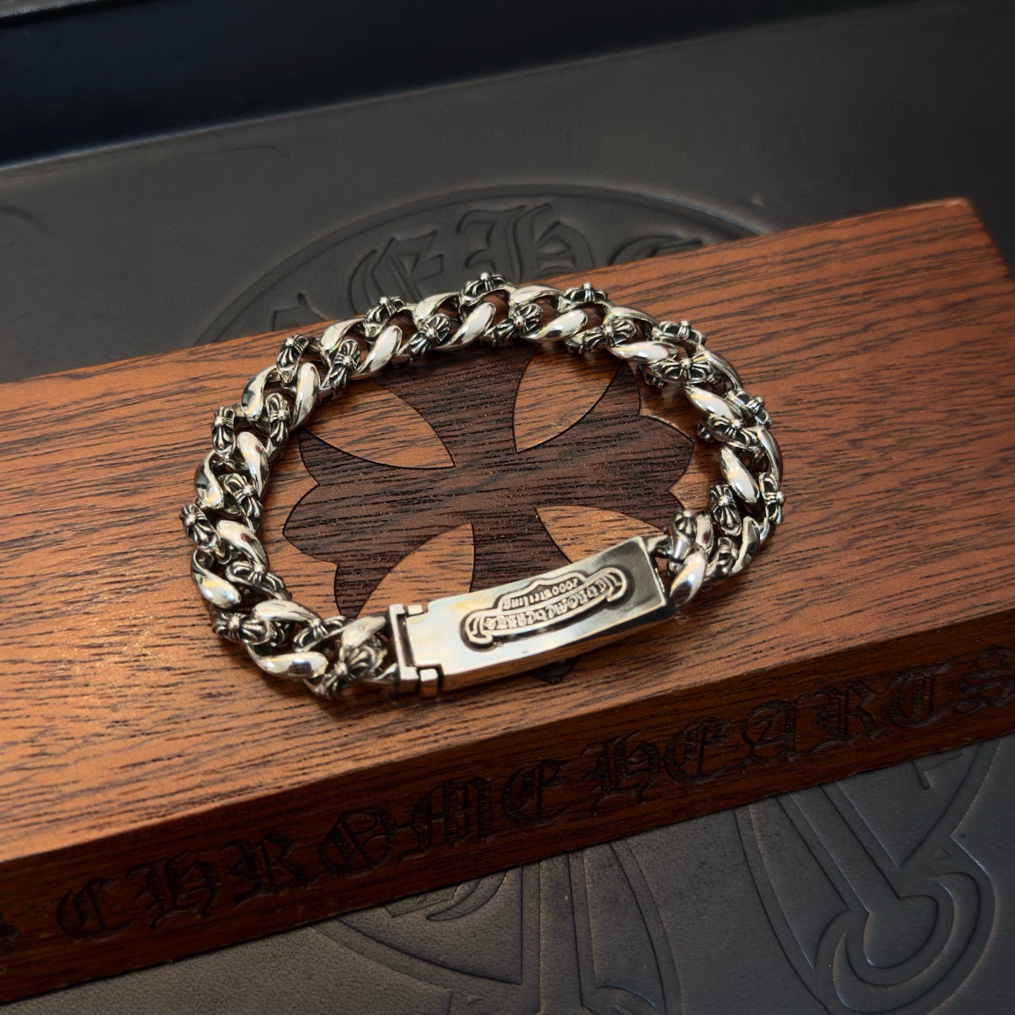 新款【专柜品质】Chrome Hearts克罗心经典复古绿钻十字花半花古巴手链，原图凹凸造型不同的花纹设