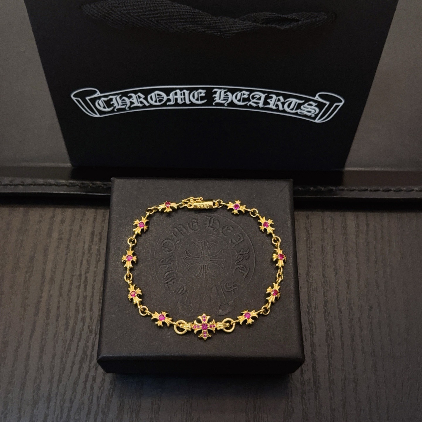 新款【专柜品质】Chrome Hearts克罗心黄金色粉钻十字架手链 凹凸造型不同的花纹设计风格 呈现出