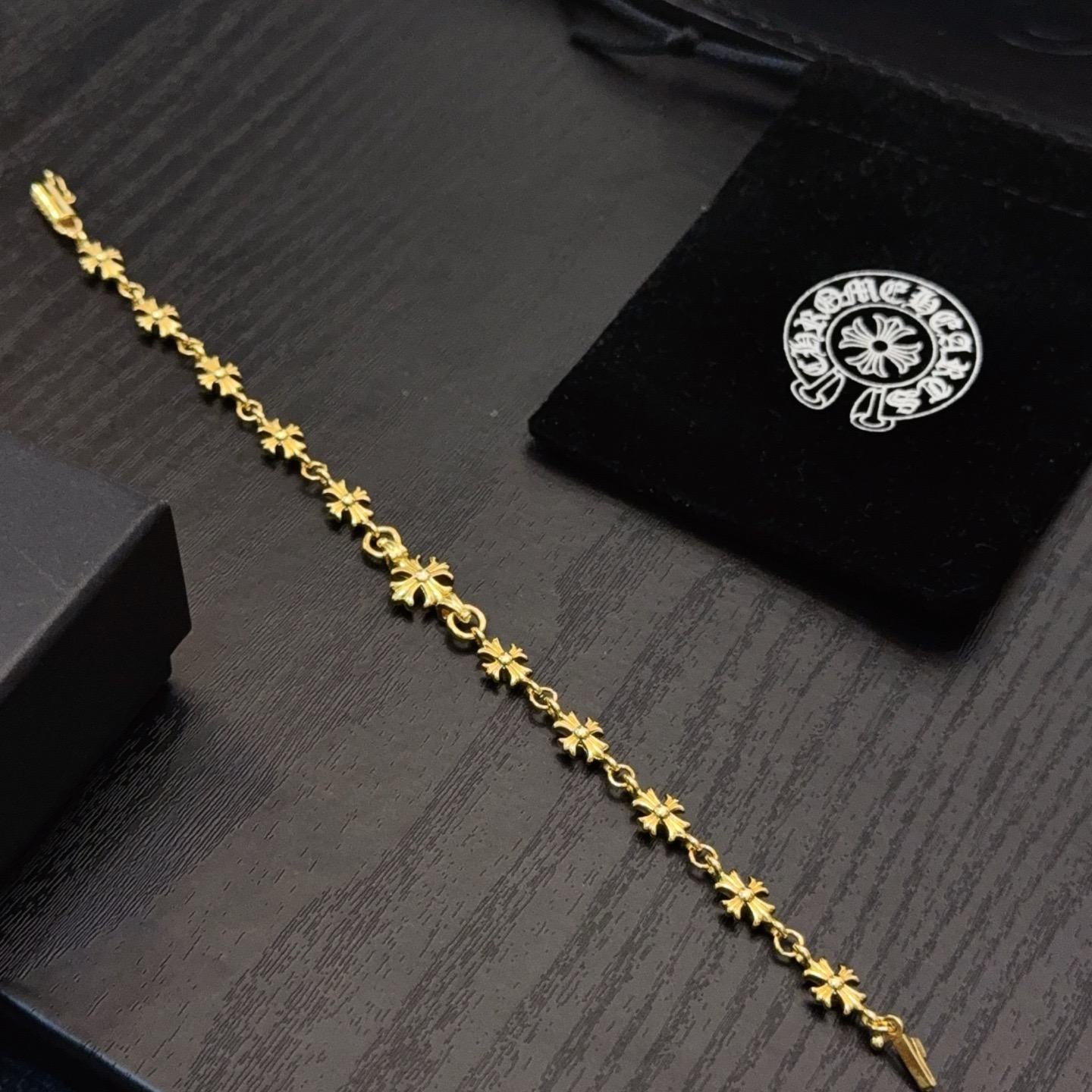 新款【专柜品质】Chrome Hearts克罗心黄金色粉钻十字架手链 凹凸造型不同的花纹设计风格 呈现出