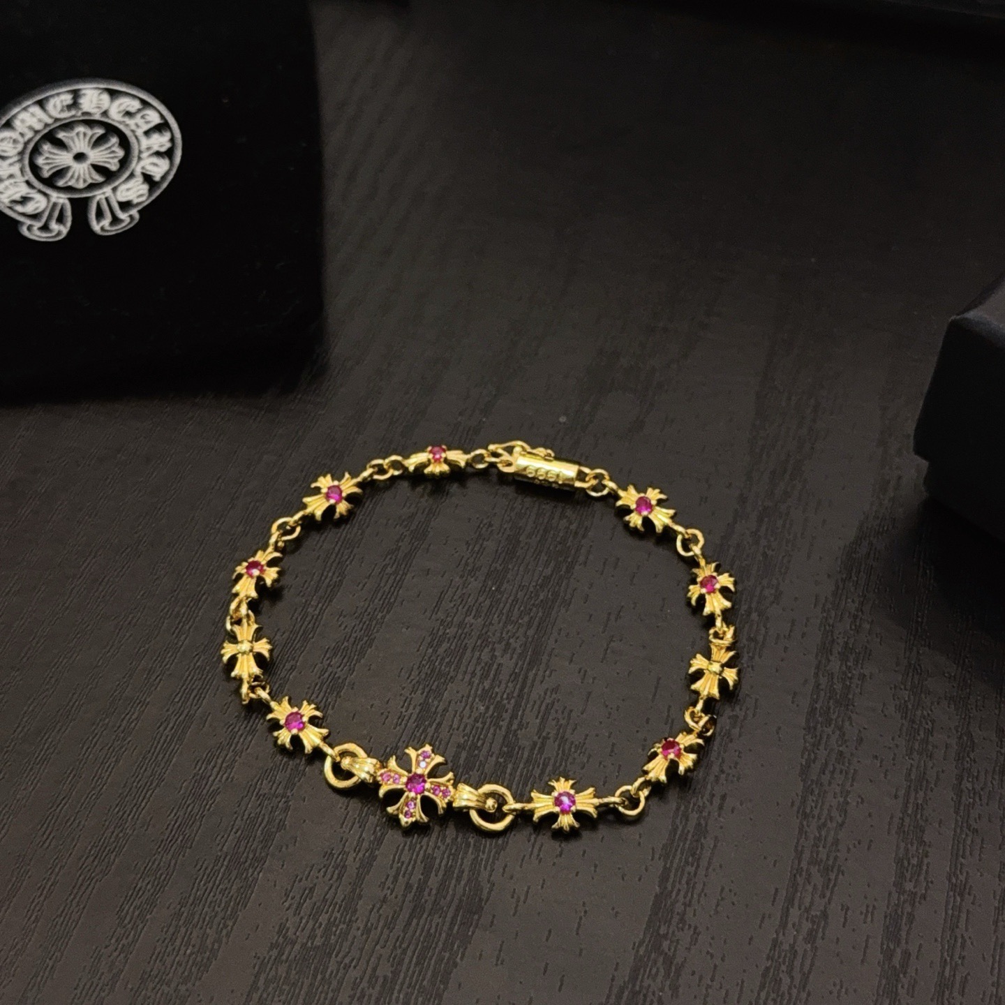 新款【专柜品质】Chrome Hearts克罗心黄金色粉钻十字架手链 凹凸造型不同的花纹设计风格 呈现出