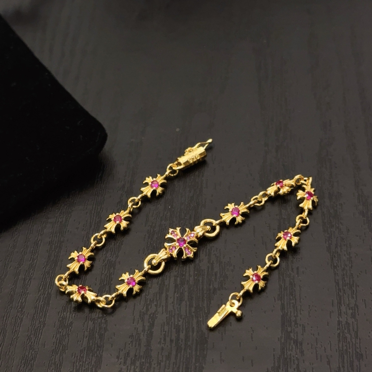 新款【专柜品质】Chrome Hearts克罗心黄金色粉钻十字架手链 凹凸造型不同的花纹设计风格 呈现出