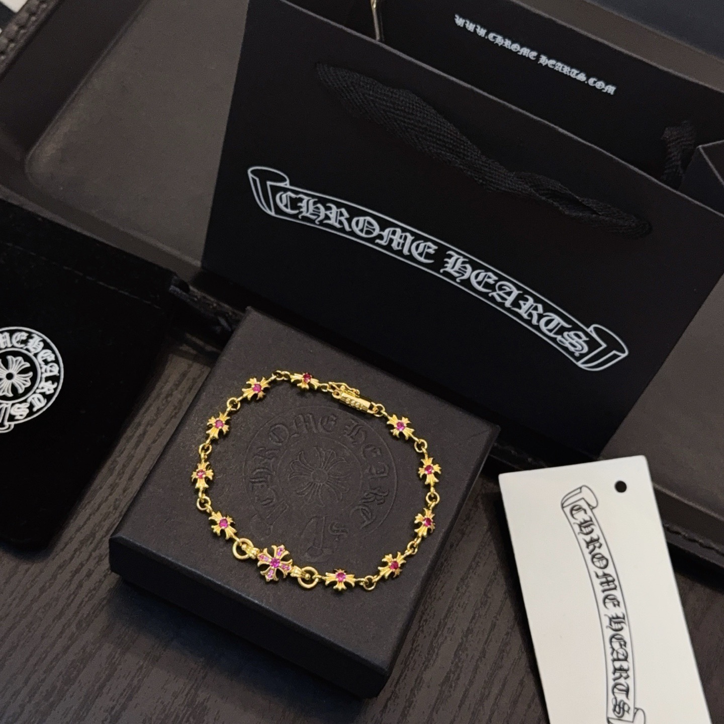 新款【专柜品质】Chrome Hearts克罗心黄金色粉钻十字架手链 凹凸造型不同的花纹设计风格 呈现出