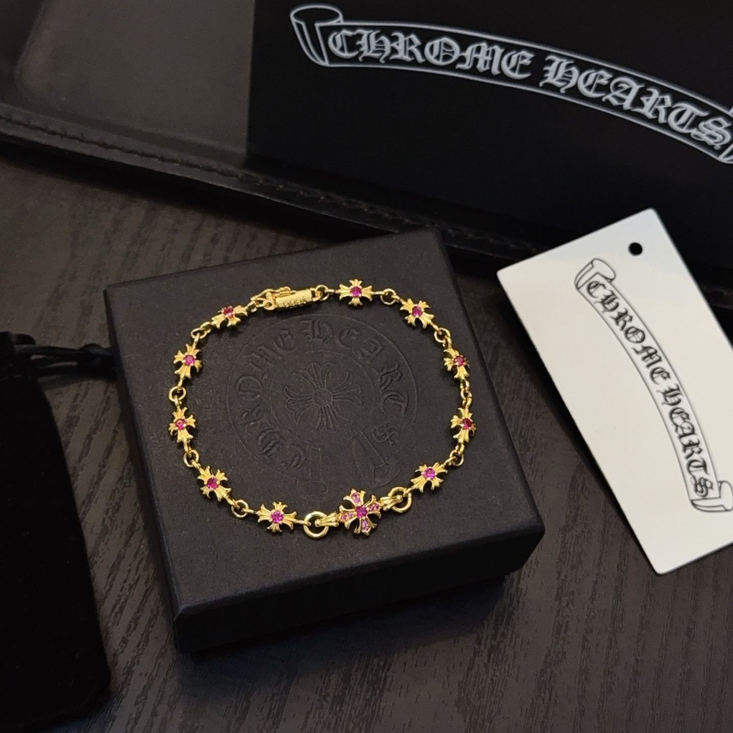 新款【专柜品质】Chrome Hearts克罗心黄金色粉钻十字架手链 凹凸造型不同的花纹设计风格 呈现出