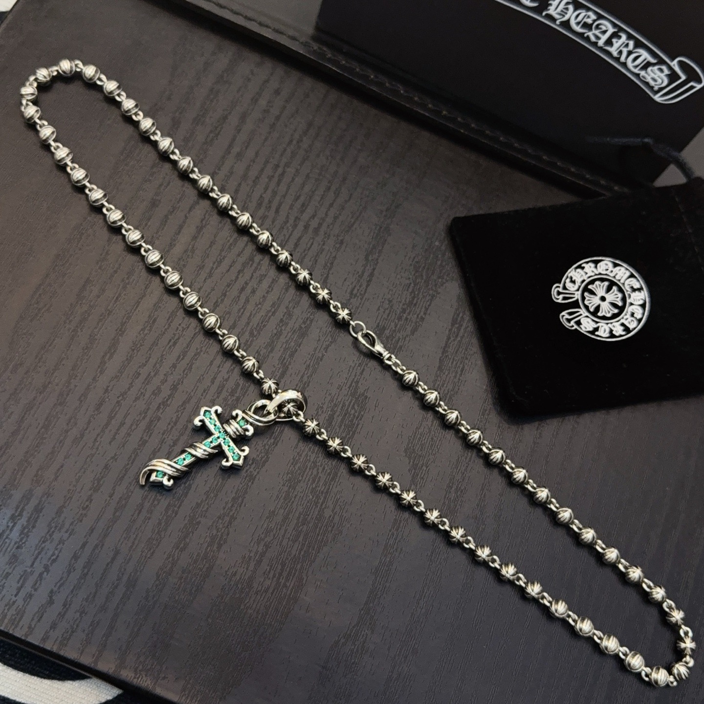 新款【专柜品质】Chrome Hearts克罗心复古十字花球项链 绿钻十字架吊坠 凹凸造型不同的花纹设计