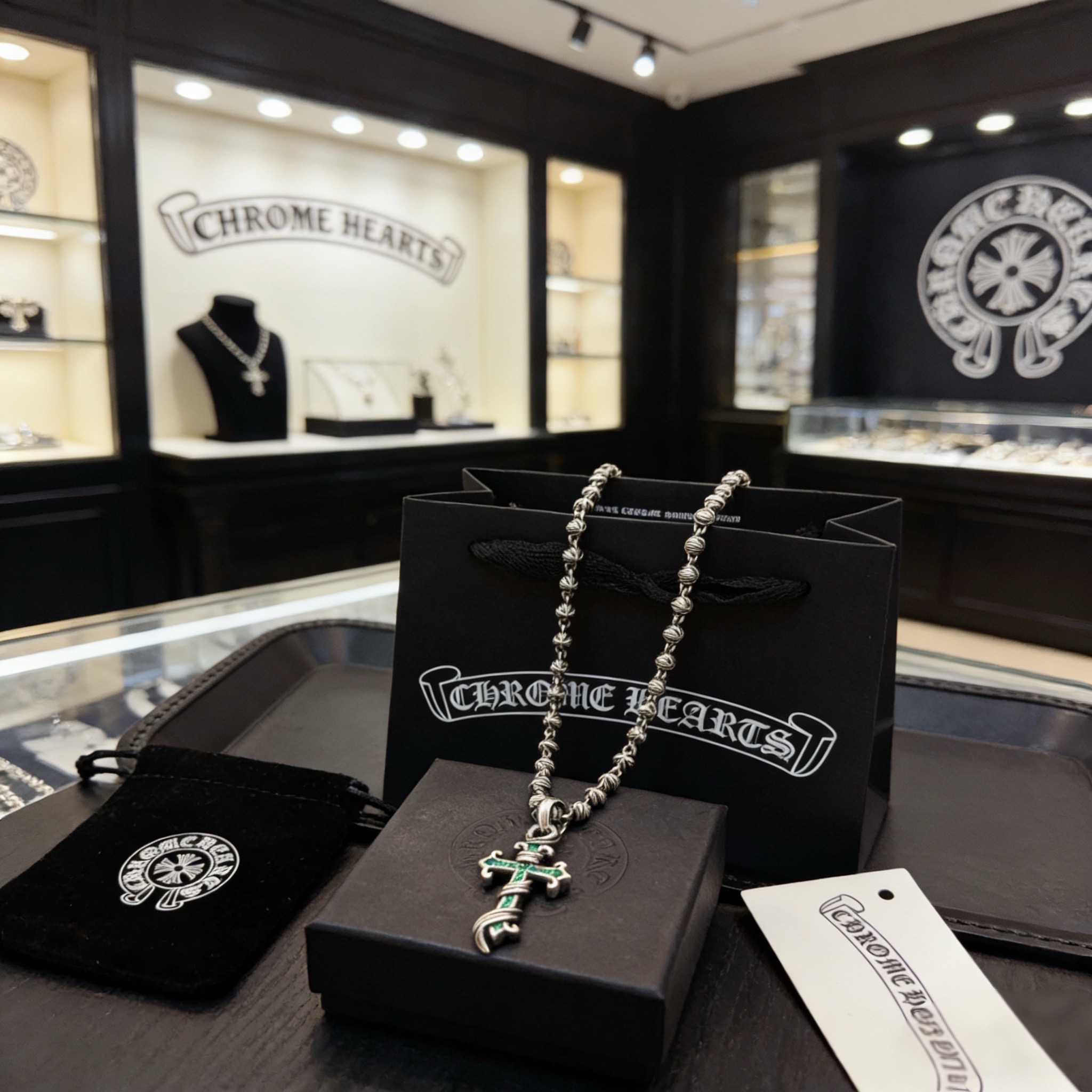 新款【专柜品质】Chrome Hearts克罗心复古十字花球项链 绿钻十字架吊坠 凹凸造型不同的花纹设计