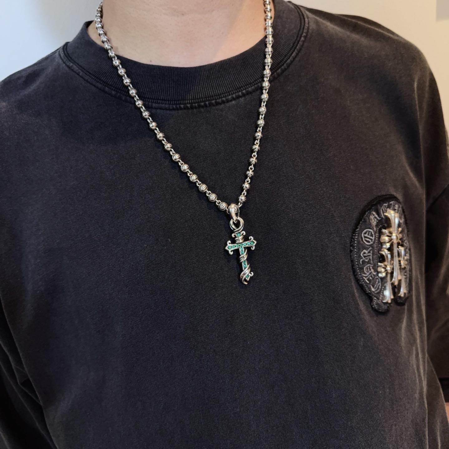 新款【专柜品质】Chrome Hearts克罗心复古十字花球项链 绿钻十字架吊坠 凹凸造型不同的花纹设计