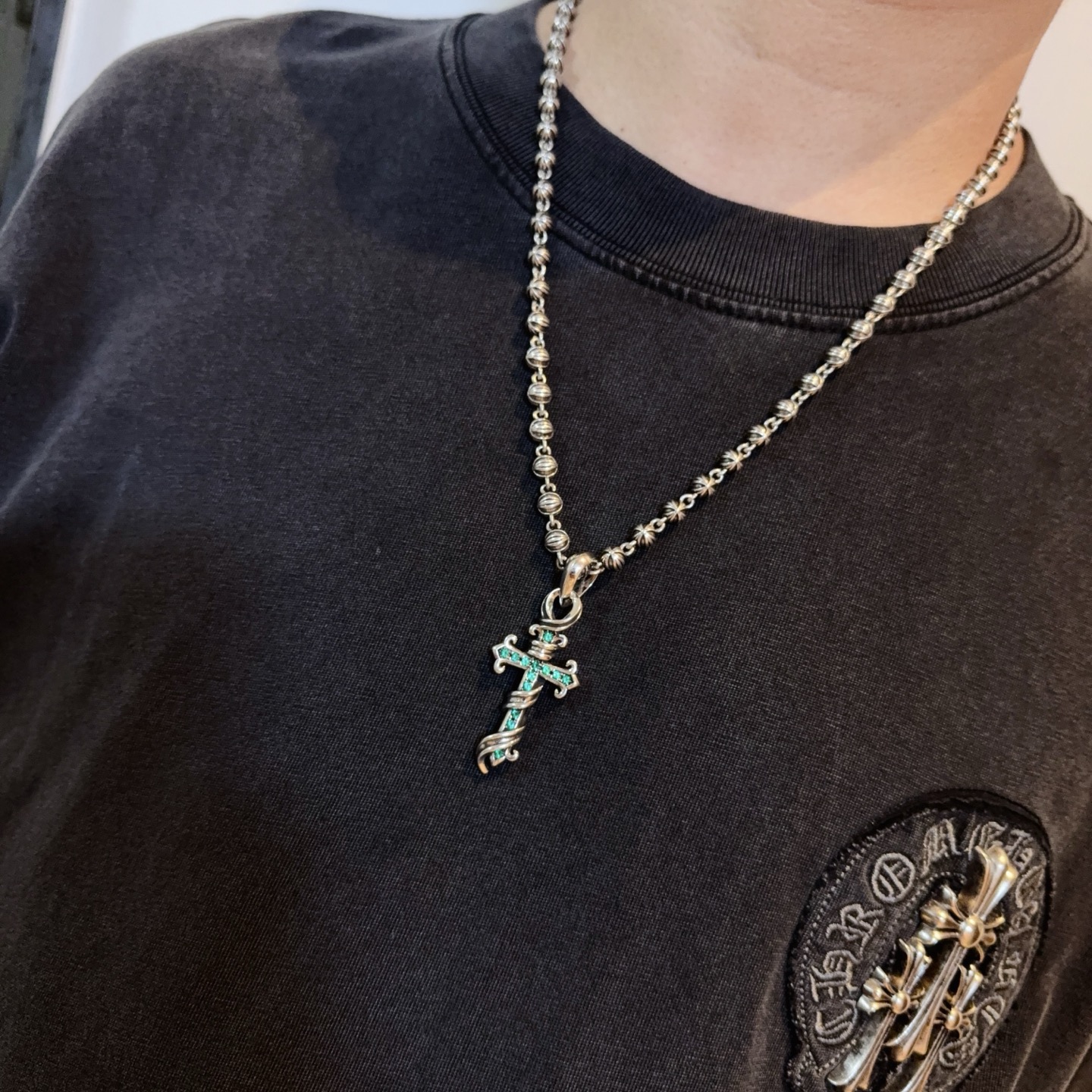 新款【专柜品质】Chrome Hearts克罗心复古十字花球项链 绿钻十字架吊坠 凹凸造型不同的花纹设计