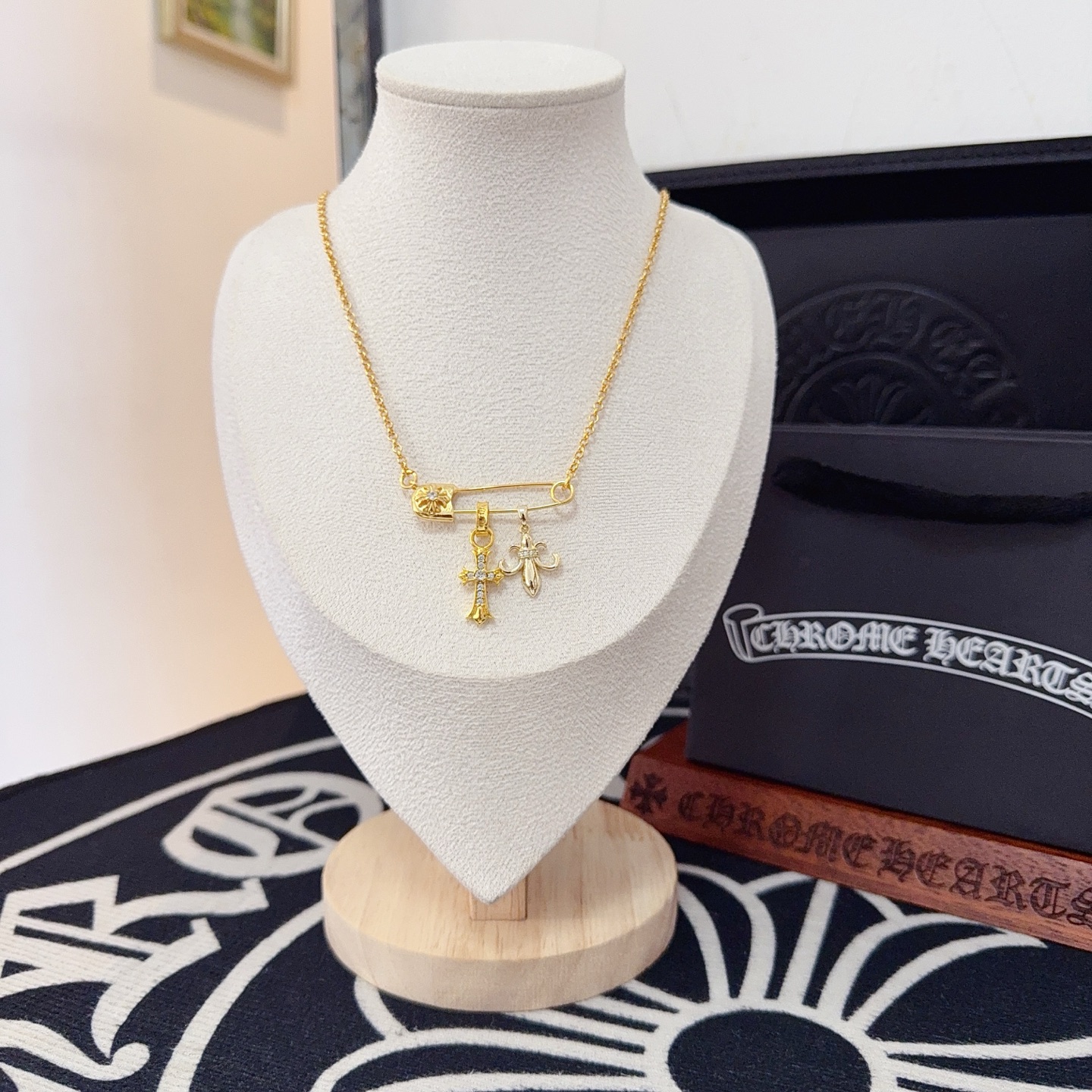 新款【专柜品质】Chrome Hearts克罗心经典复古别针项链 凹凸造型不同的花纹设计风格 呈现出与众