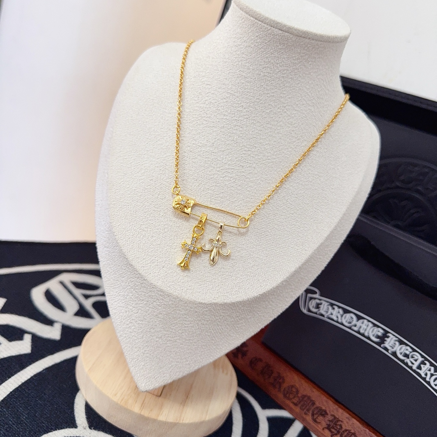 新款【专柜品质】Chrome Hearts克罗心经典复古别针项链 凹凸造型不同的花纹设计风格 呈现出与众