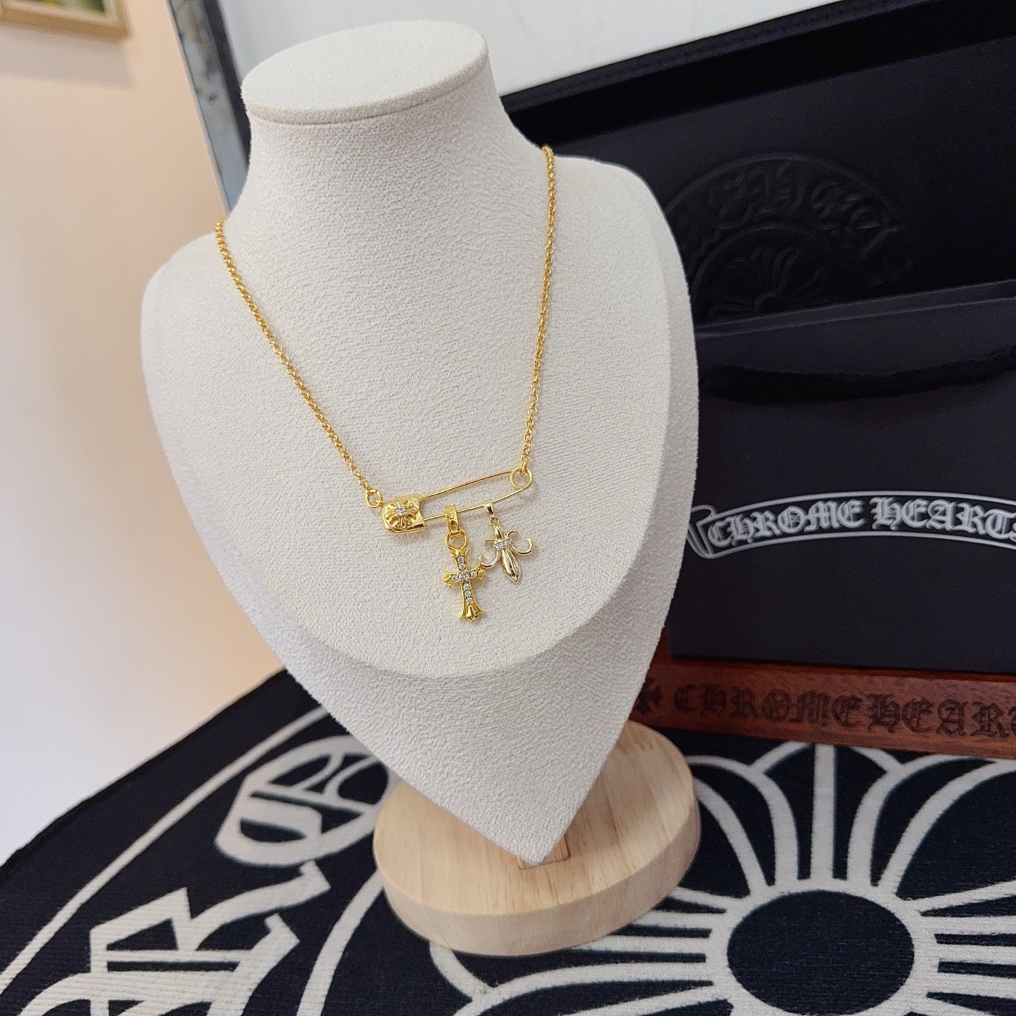 新款【专柜品质】Chrome Hearts克罗心经典复古别针项链 凹凸造型不同的花纹设计风格 呈现出与众