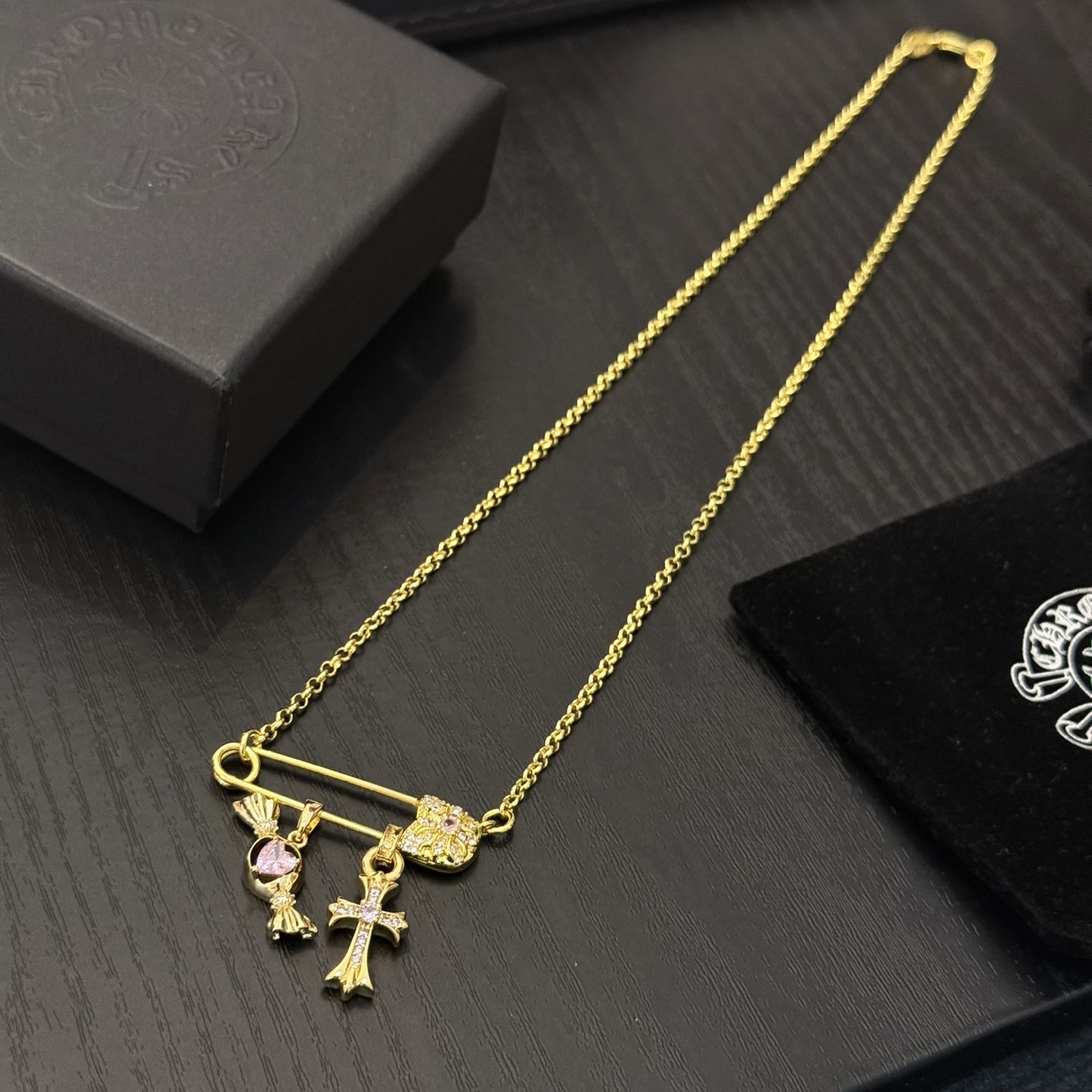 新款【专柜品质】Chrome Hearts克罗心经典复古别针项链 凹凸造型不同的花纹设计风格 呈现出与众