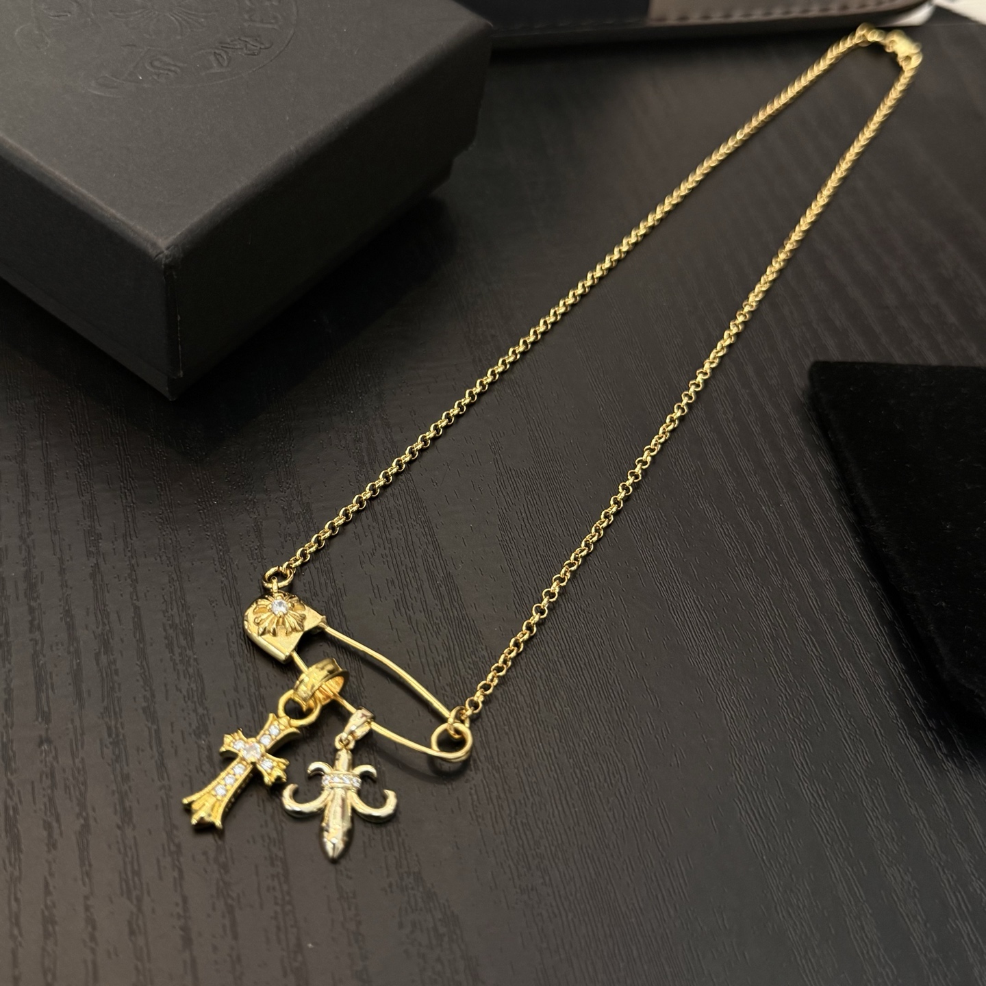 新款【专柜品质】Chrome Hearts克罗心经典复古别针项链 凹凸造型不同的花纹设计风格 呈现出与众