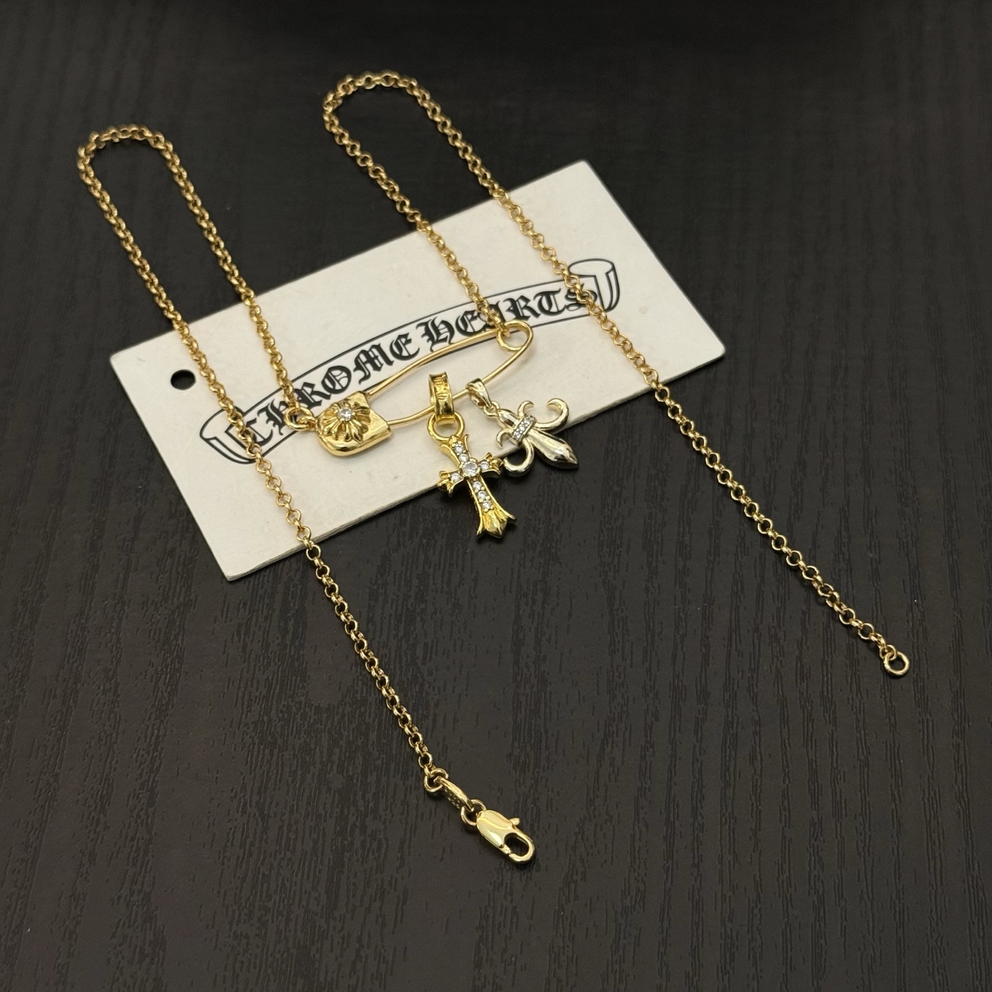 新款【专柜品质】Chrome Hearts克罗心经典复古别针项链 凹凸造型不同的花纹设计风格 呈现出与众