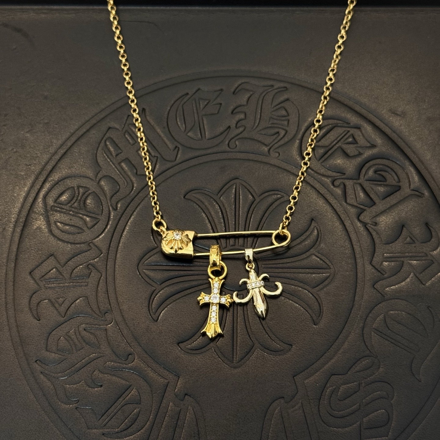 新款【专柜品质】Chrome Hearts克罗心经典复古别针项链 凹凸造型不同的花纹设计风格 呈现出与众